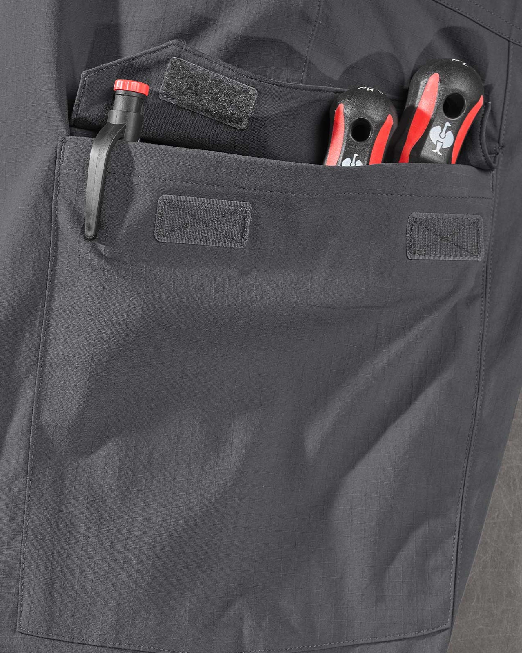 Additional close-up detail of Engelbert Strauss e.s. taktik stretch ripstop cargo work shorts in carbon gray, showing fabric texture, stitching, and functional finishing details.