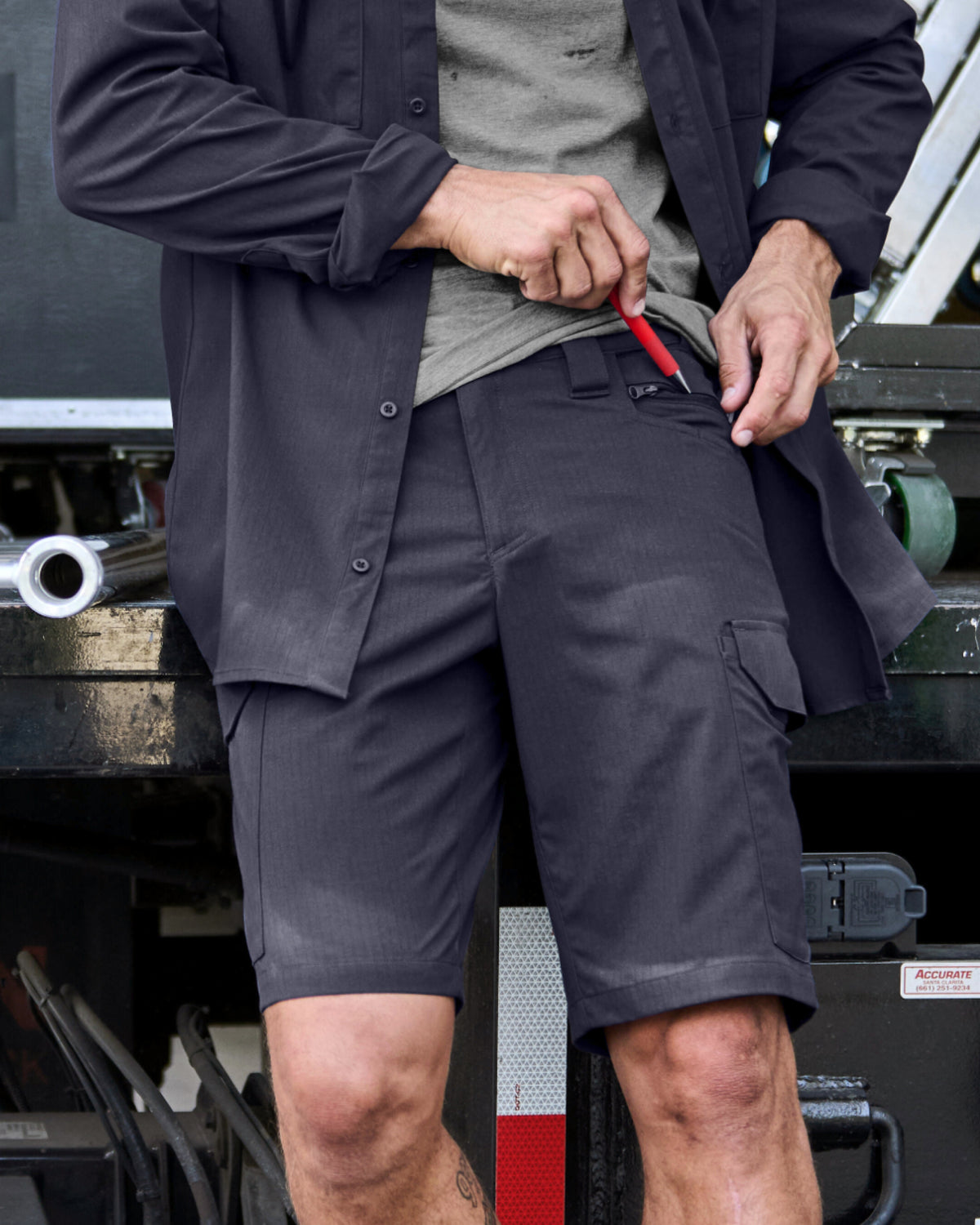 Engelbert Strauss e.s. taktik stretch ripstop cargo work shorts in nero blue in an in-use workwear scene, showing the shorts worn during active movement and emphasizing comfort and mobility.
