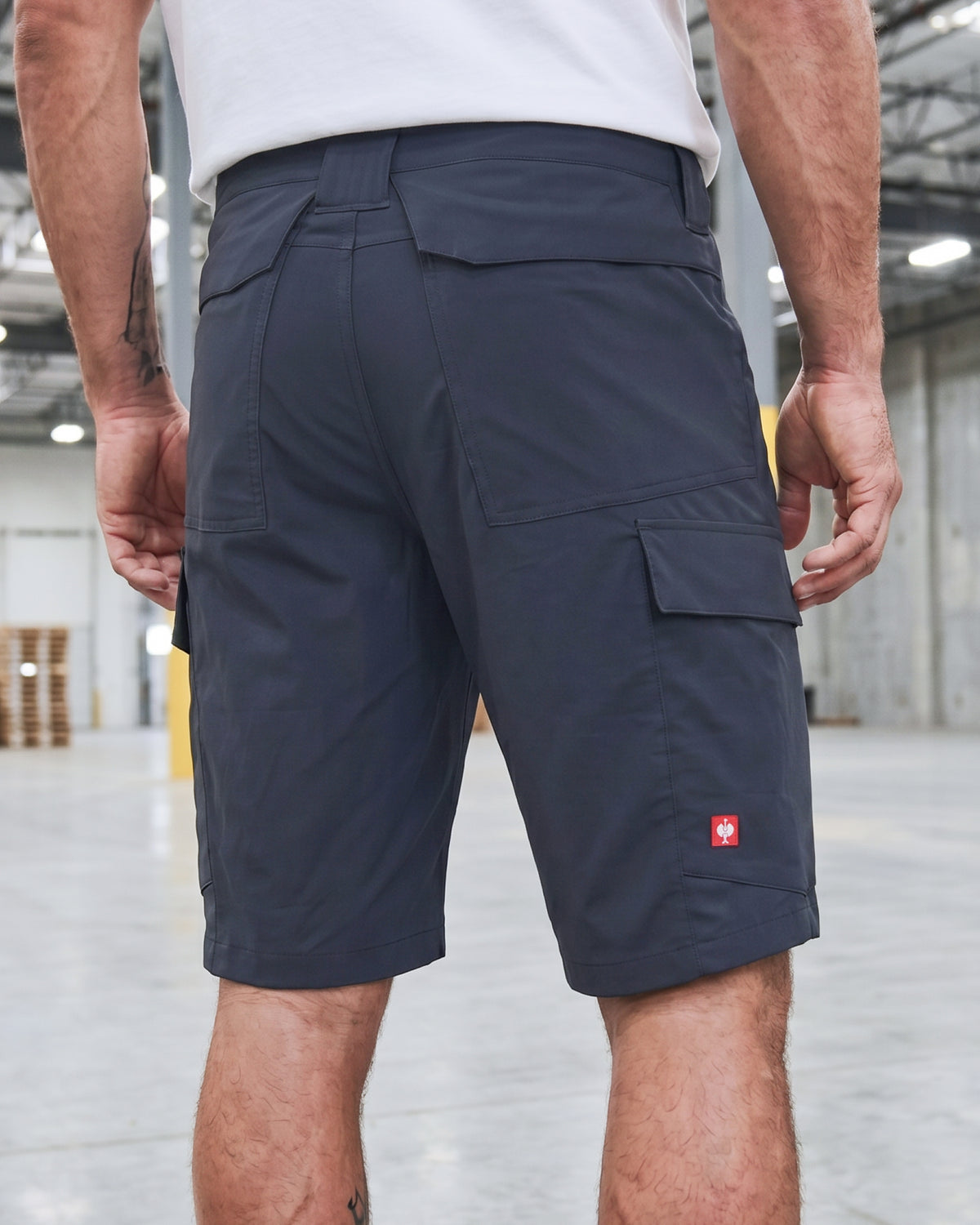 Engelbert Strauss e.s. taktik stretch ripstop cargo work shorts in nero blue in an additional lifestyle view, emphasizing the everyday utility, above-knee length, and rugged styling.