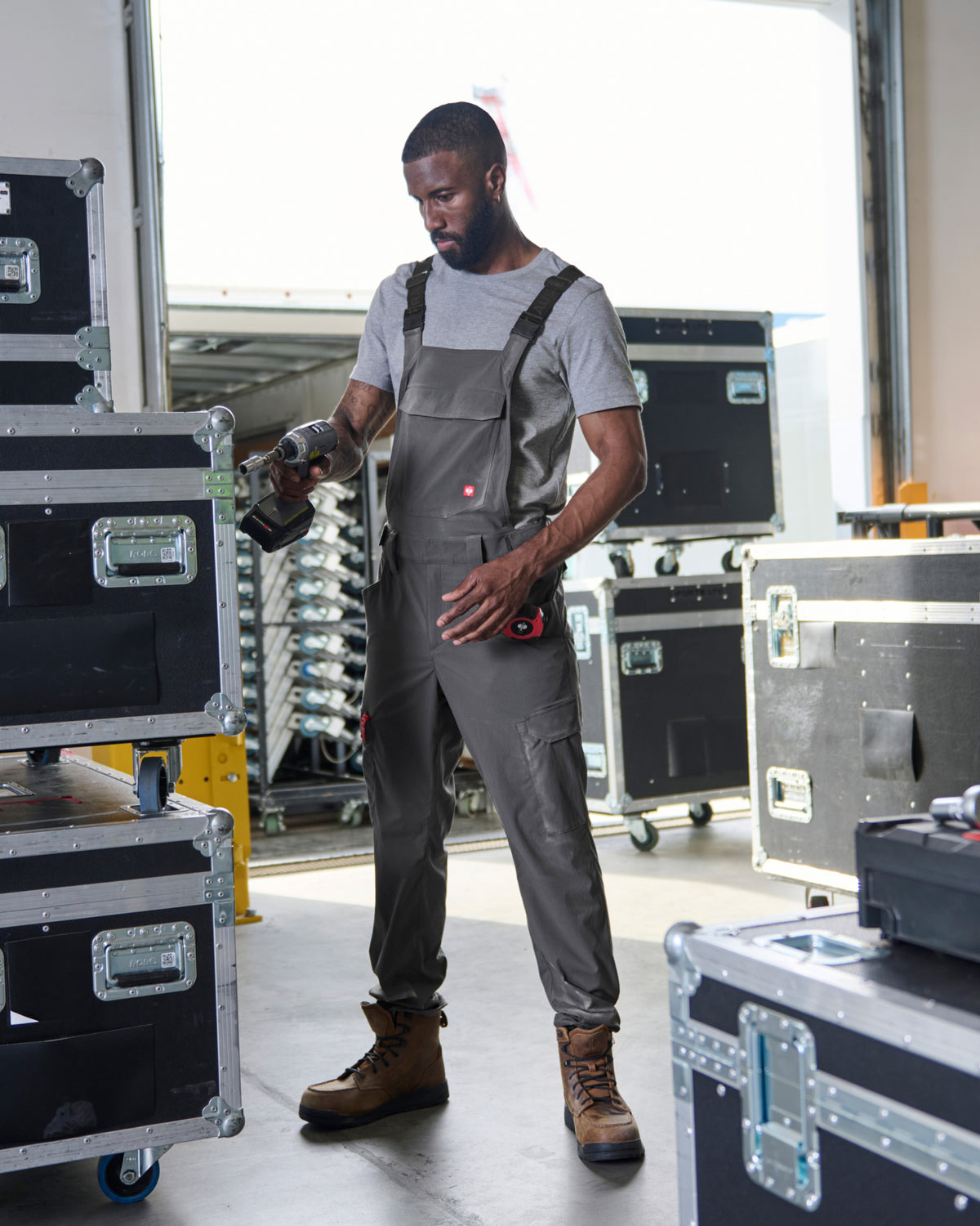 carbon gray STRAUSS Stretch Ripstop Cargo Work Bib Overall e.s.taktik shown in use at a jobsite