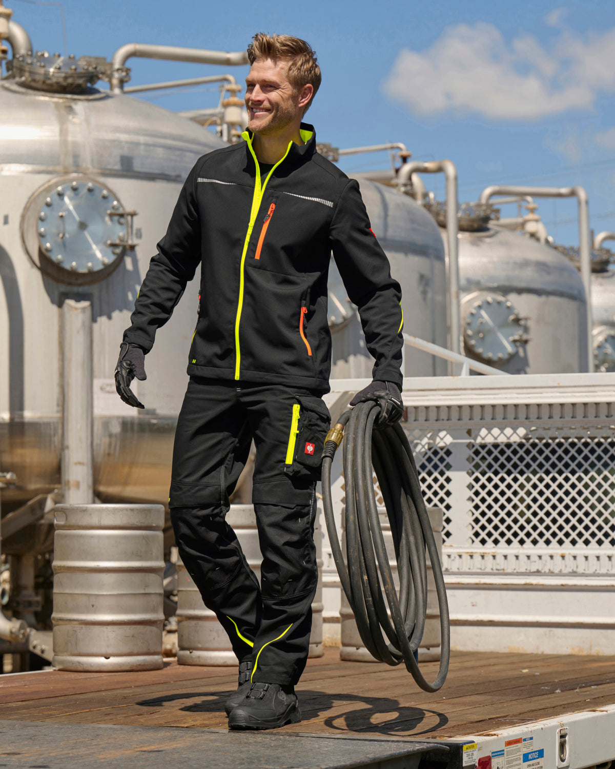 Lifestyle view of Cargo Work Pants e.s.motion 2020 in black/high-vis yellow-orange during work