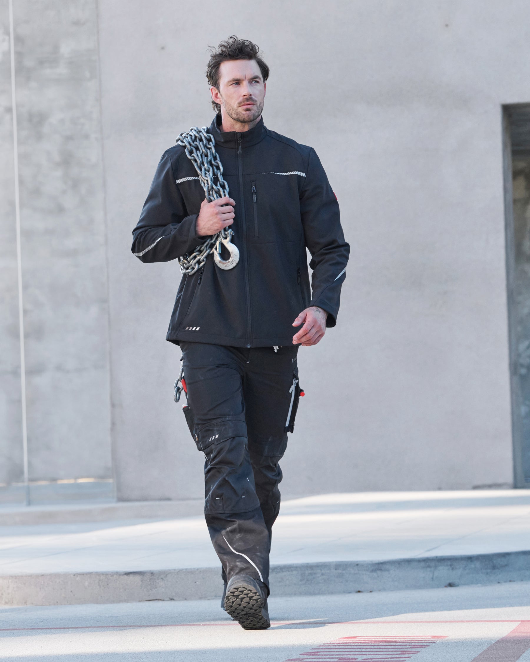 Lifestyle view of Cargo Work Pants e.s.motion 2020 in black/platinum during work