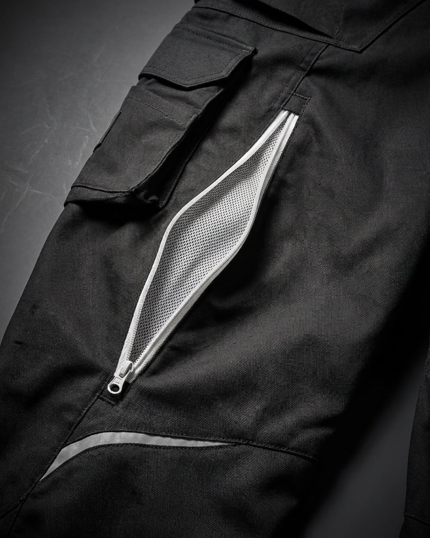 Close-up of zipper vents on Cargo Work Pants e.s.motion 2020 in black/platinum
