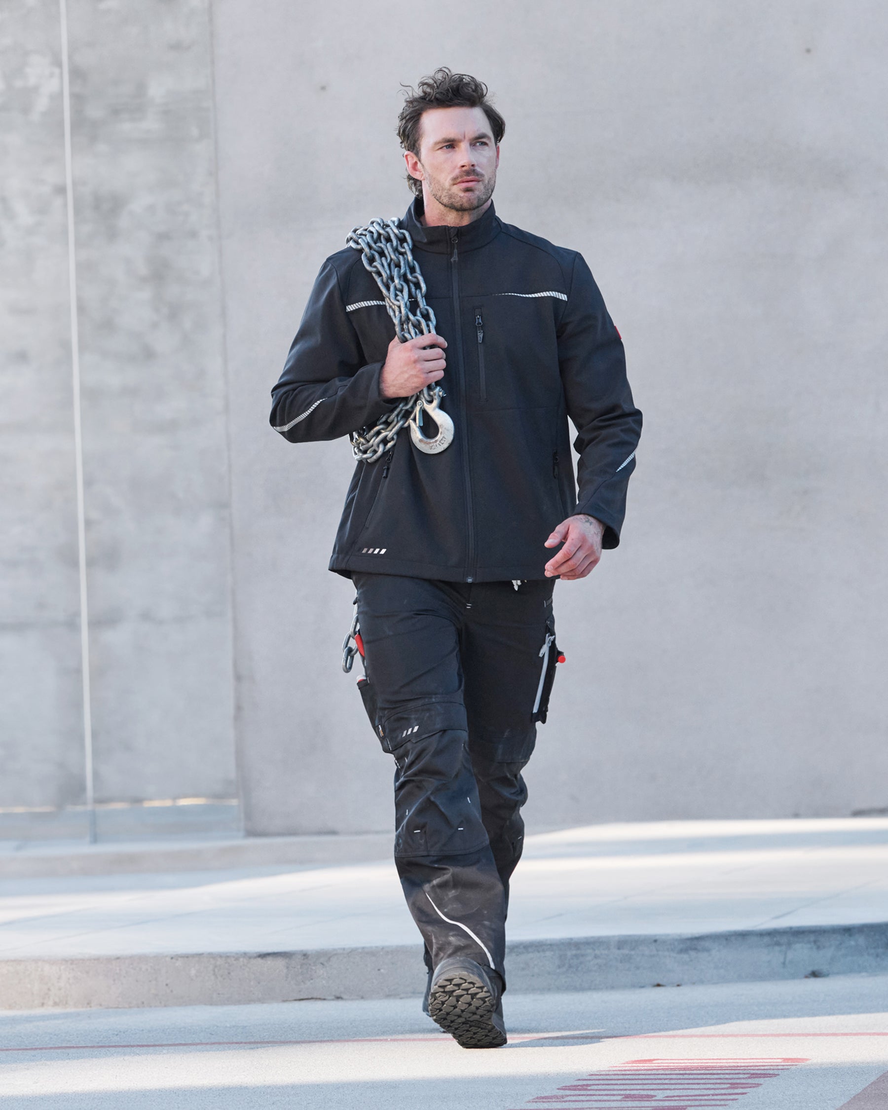 STRAUSS e.s.motion 2020 softshell jacket in black in use on the job