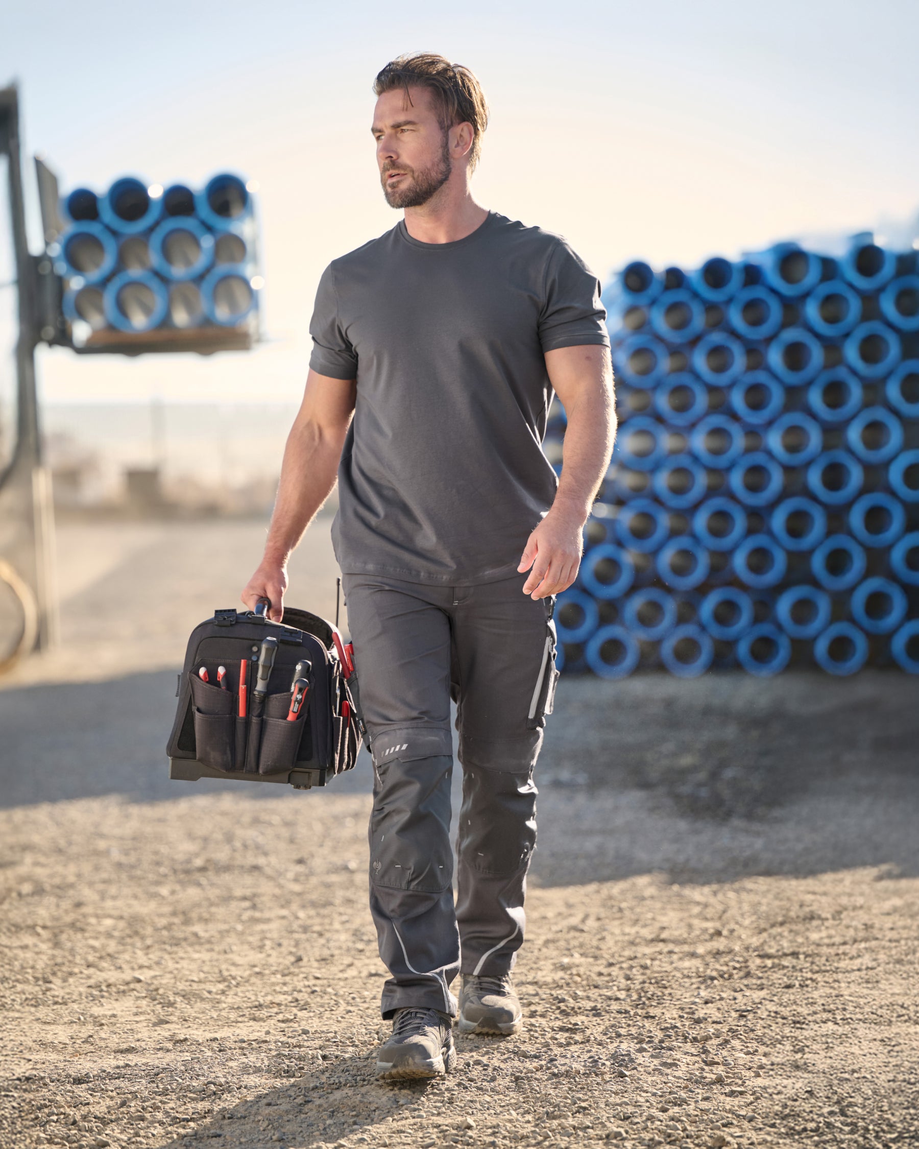 Cargo Work Pants e.s.motion 2020 in anthracite/platinum in use, showing fit and movement