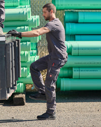 Lifestyle view of Cargo Work Pants e.s.motion 2020 in anthracite/platinum during work