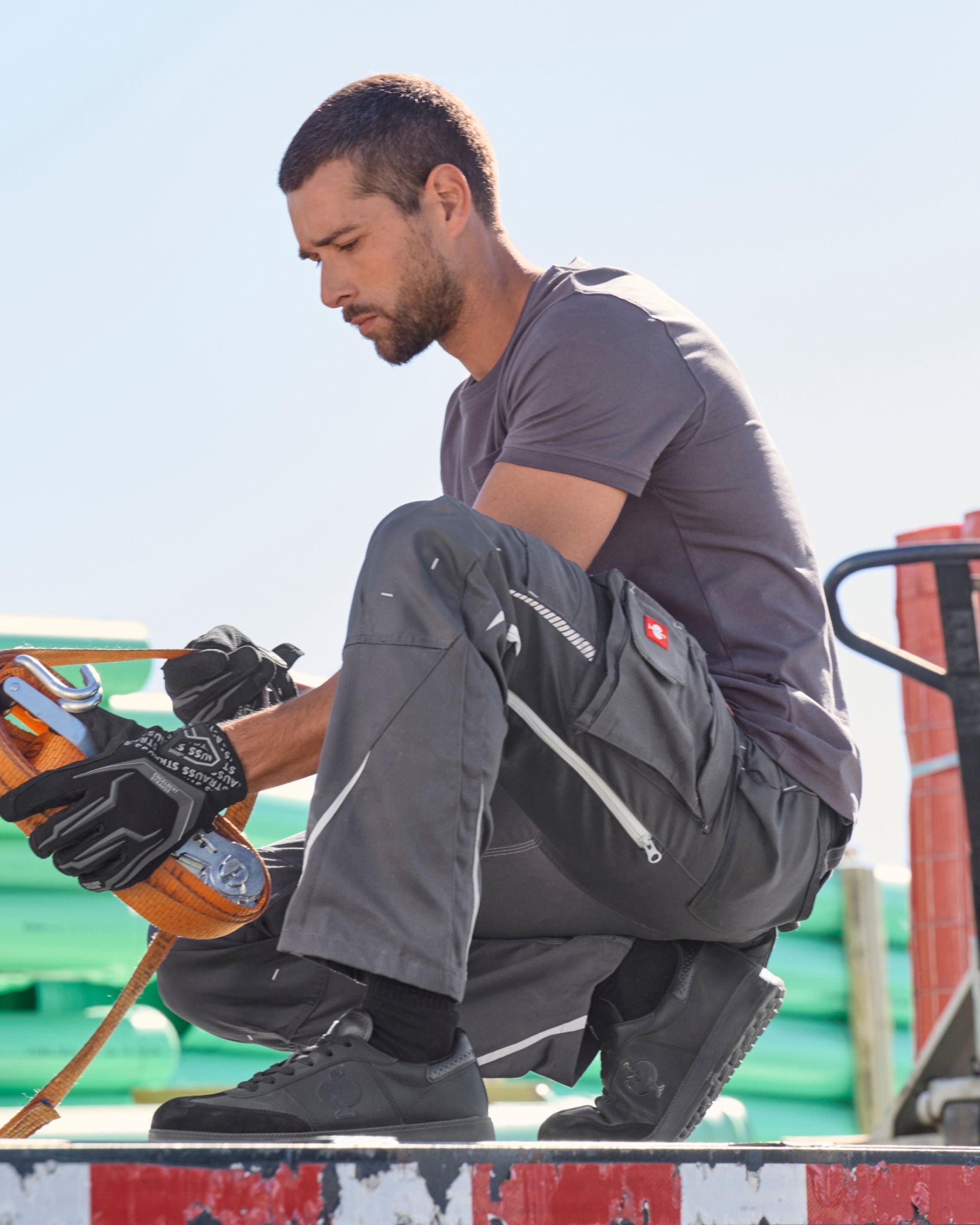 Cargo Work Pants e.s.motion 2020 in anthracite/platinum shown in an outdoor workwear setting
