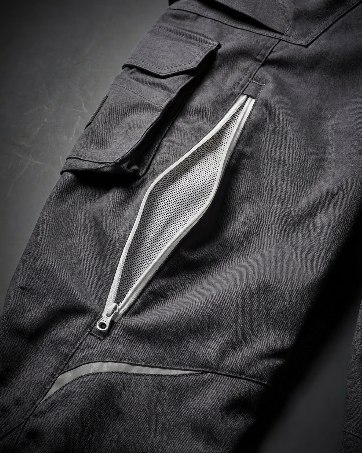 Close-up of zipper vents on Cargo Work Pants e.s.motion 2020 in anthracite/platinum