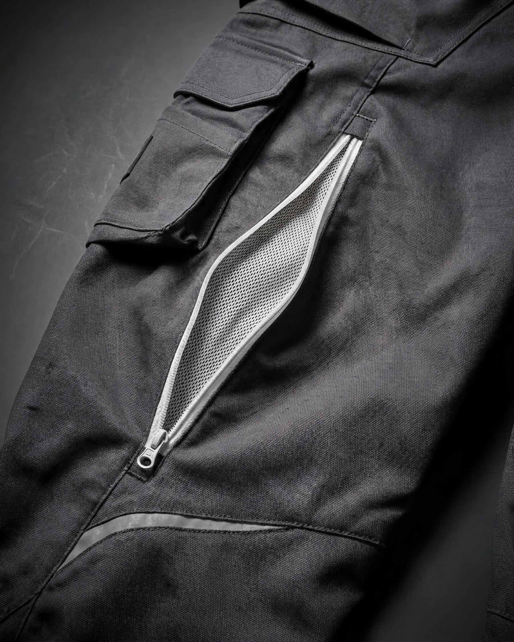 Close-up of zipper vents on Cargo Work Pants e.s.motion 2020 in anthracite/platinum