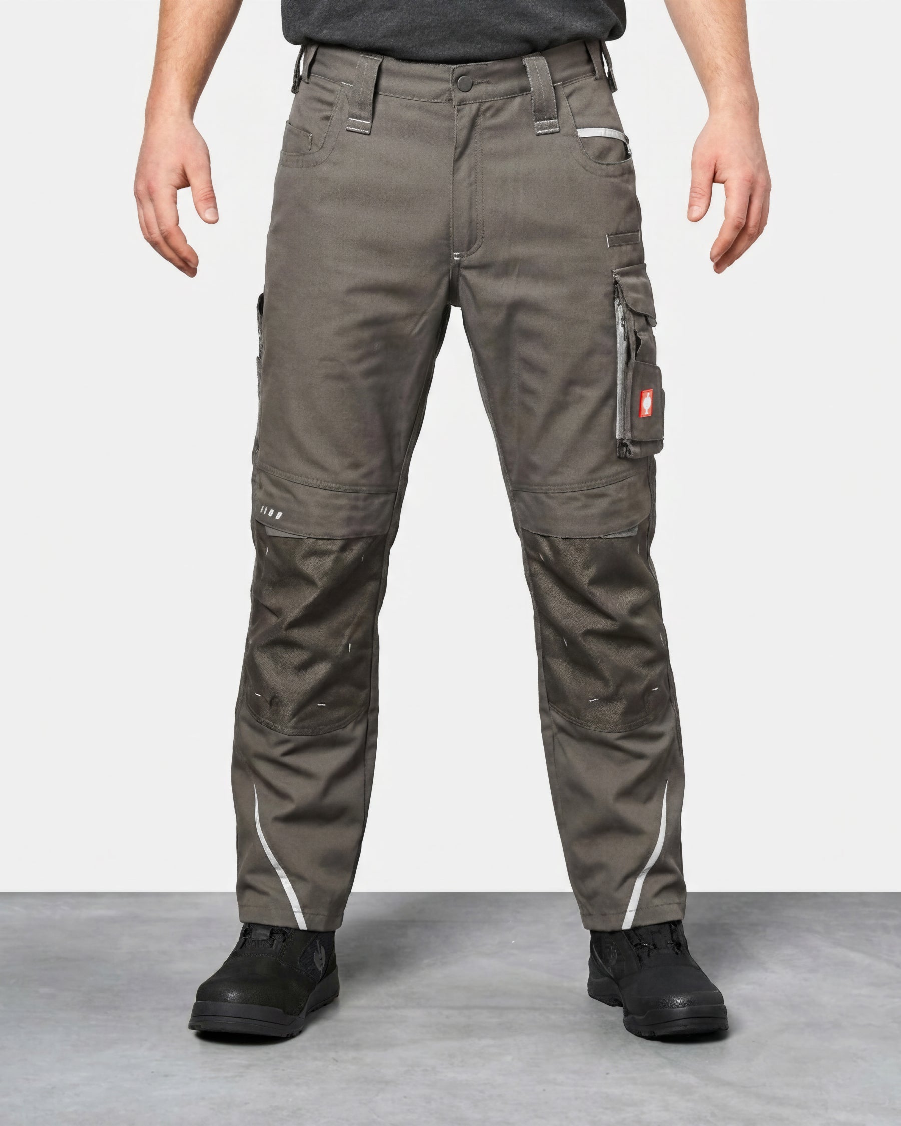 Cargo Work Pants e.s.motion 2020 in stone/plaster worn by a model, front view