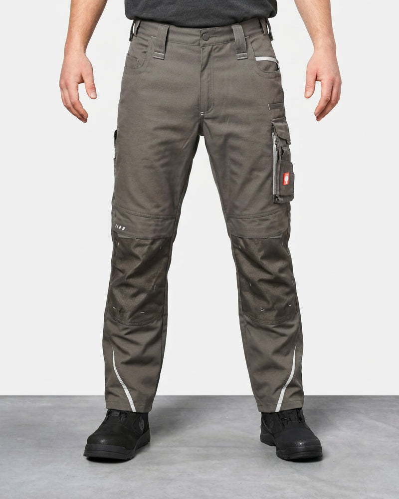 Cargo Work Pants e.s.motion 2020 in stone/plaster worn by a model, front view