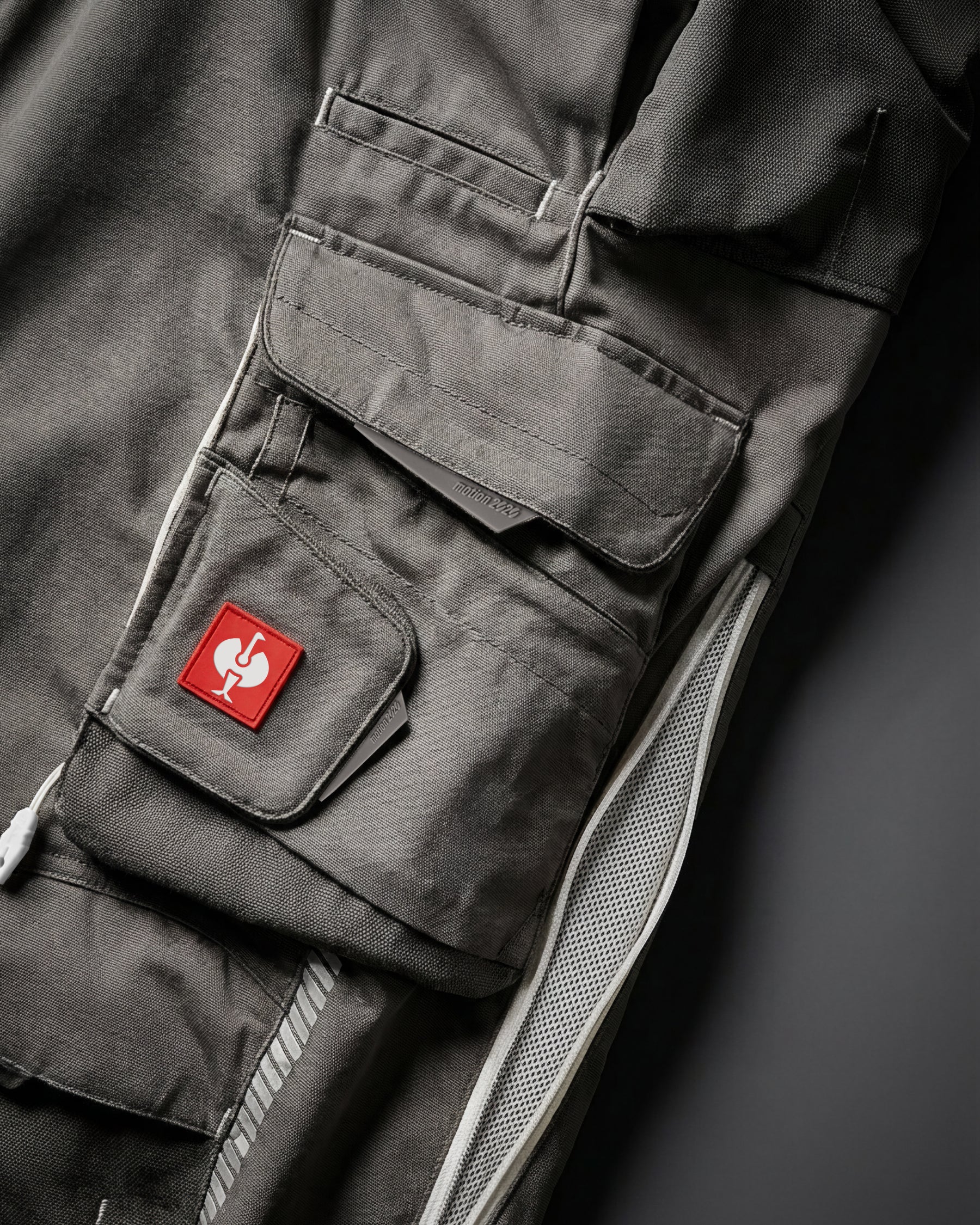 Close-up of cargo pocket details on Cargo Work Pants e.s.motion 2020 in stone/plaster