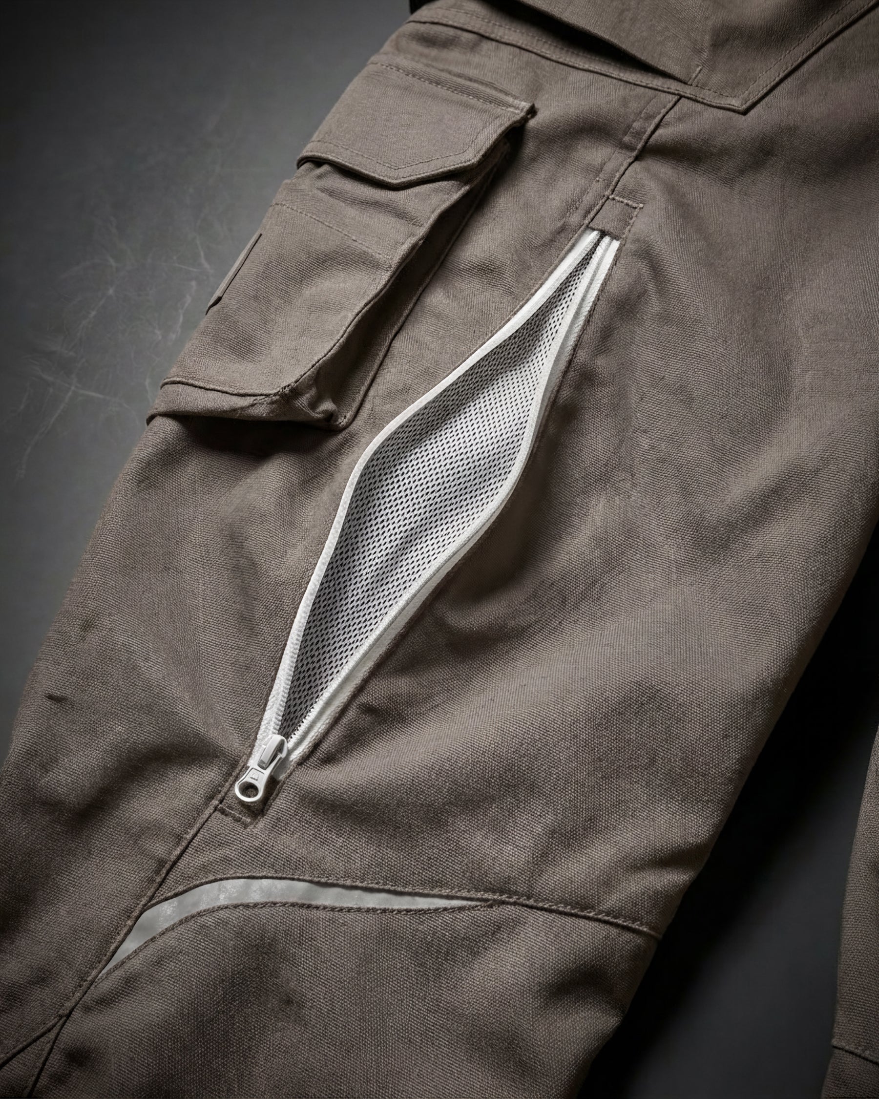 Close-up of zipper vents on Cargo Work Pants e.s.motion 2020 in stone/plaster