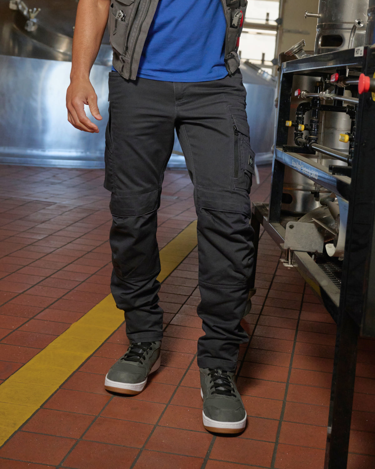Cargo Work Pants e.s.motion ten in oxid black worn in a work setting