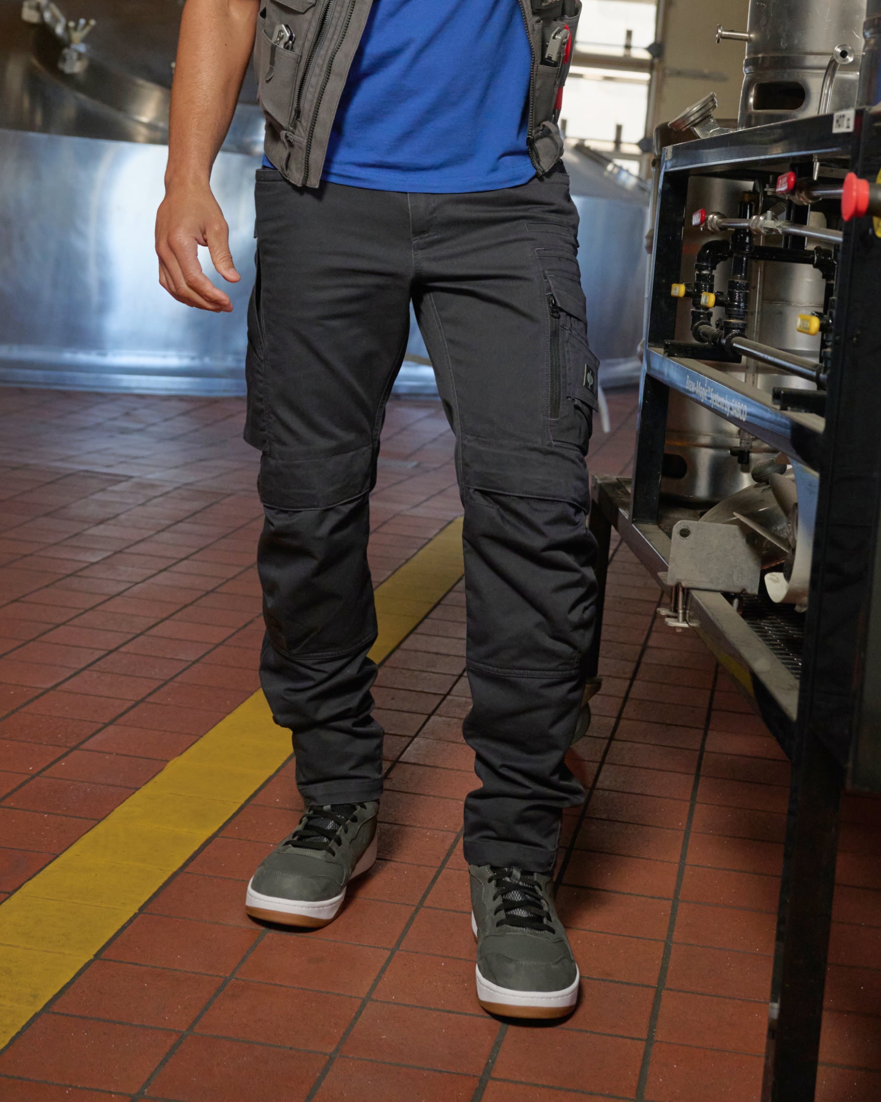 Cargo Work Pants e.s.motion ten in oxid black worn in a work setting
