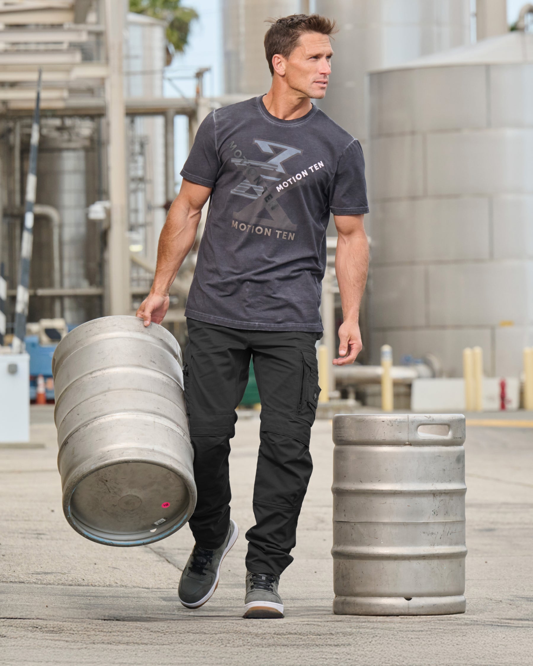 Cargo Work Pants e.s.motion ten in oxid black shown in an outdoor workwear setting
