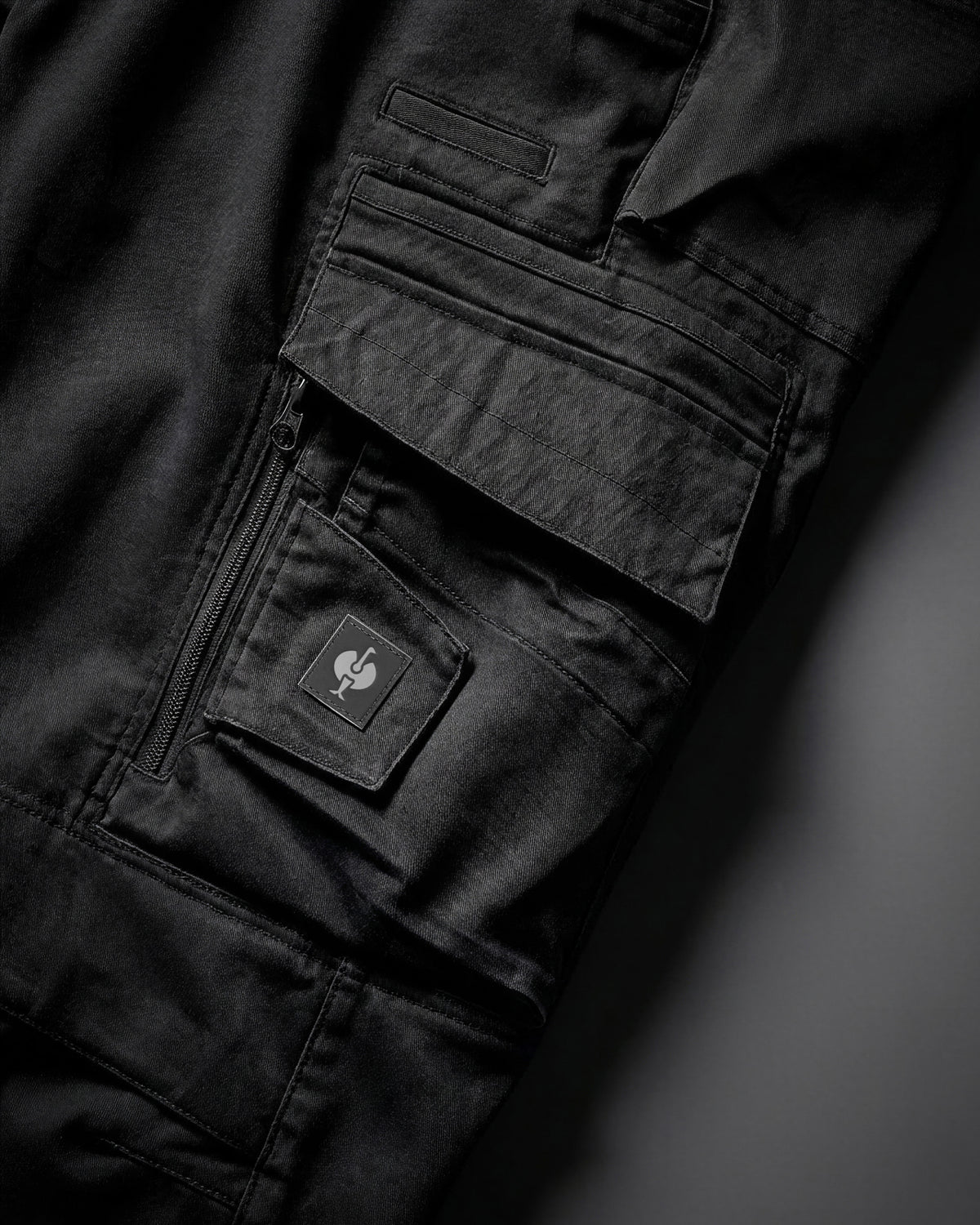 Close-up of cargo pocket details on Cargo Work Pants e.s.motion ten in oxid black