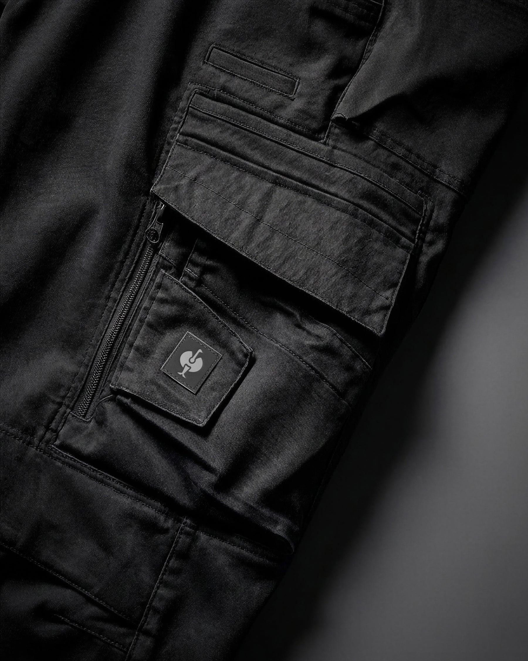 Close-up of cargo pocket details on Cargo Work Pants e.s.motion ten in oxid black