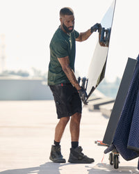 Engelbert Strauss e.s. motion ten shorts in oxid black in an additional lifestyle view, emphasizing the everyday utility, above-knee length, and rugged styling.