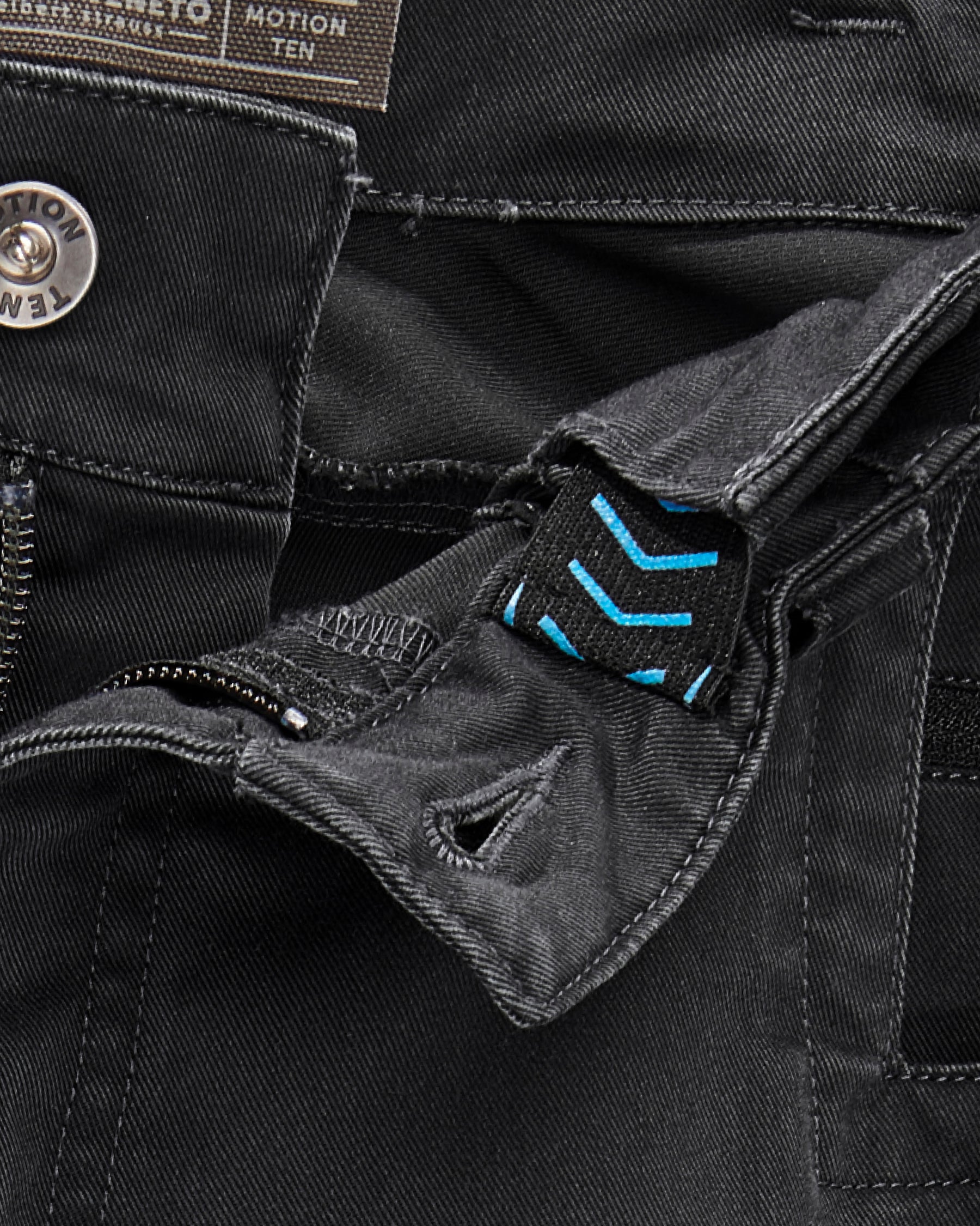 Additional close-up detail of Engelbert Strauss e.s. motion ten shorts in oxid black, showing fabric texture, stitching, and functional finishing details.