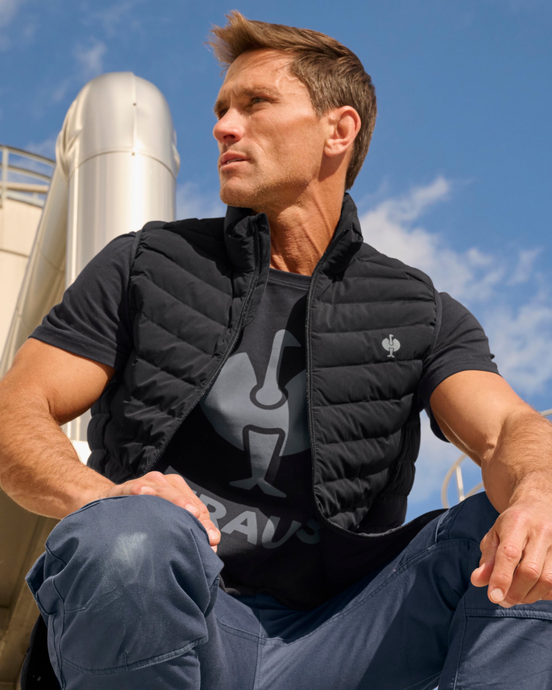 STRAUSS e.s.motion ten vest in oxid black worn in a work setting