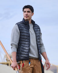 STRAUSS e.s.motion ten vest in oxid black shown during outdoor work