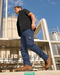 STRAUSS e.s.motion ten vest in oxid black paired with workwear