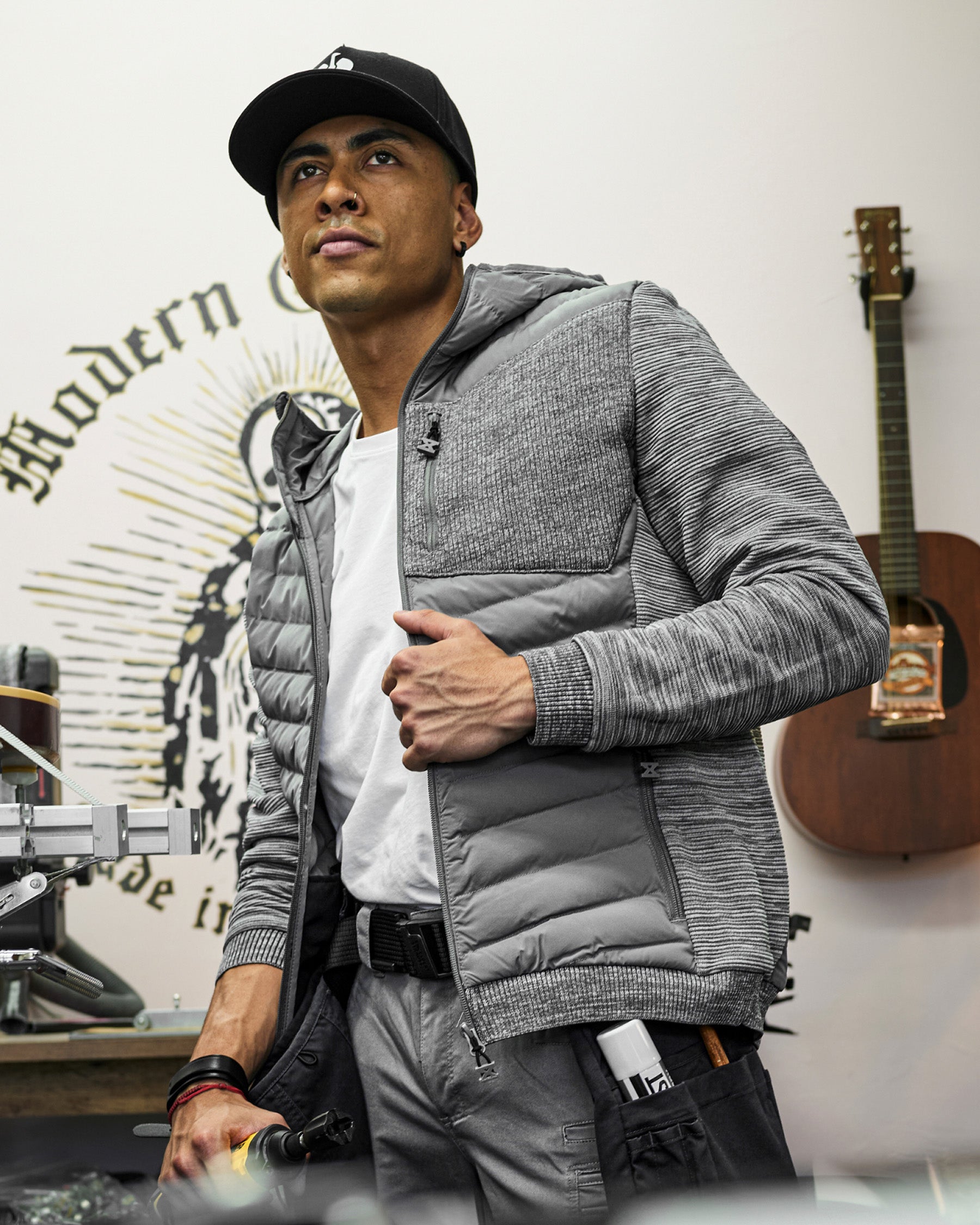 STRAUSS e.s.motion ten hybrid hooded jacket in gray melange worn in a work setting