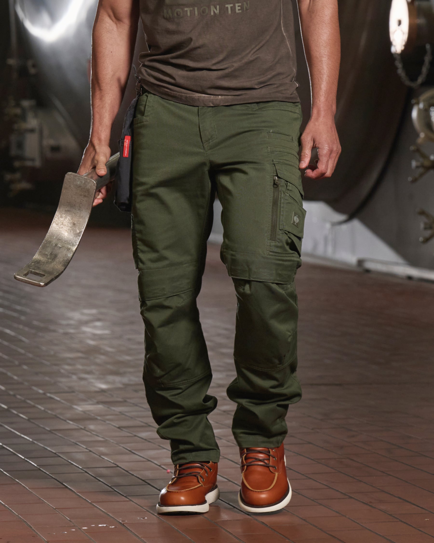 Cargo Work Pants e.s.motion ten in disguise green worn in a work setting