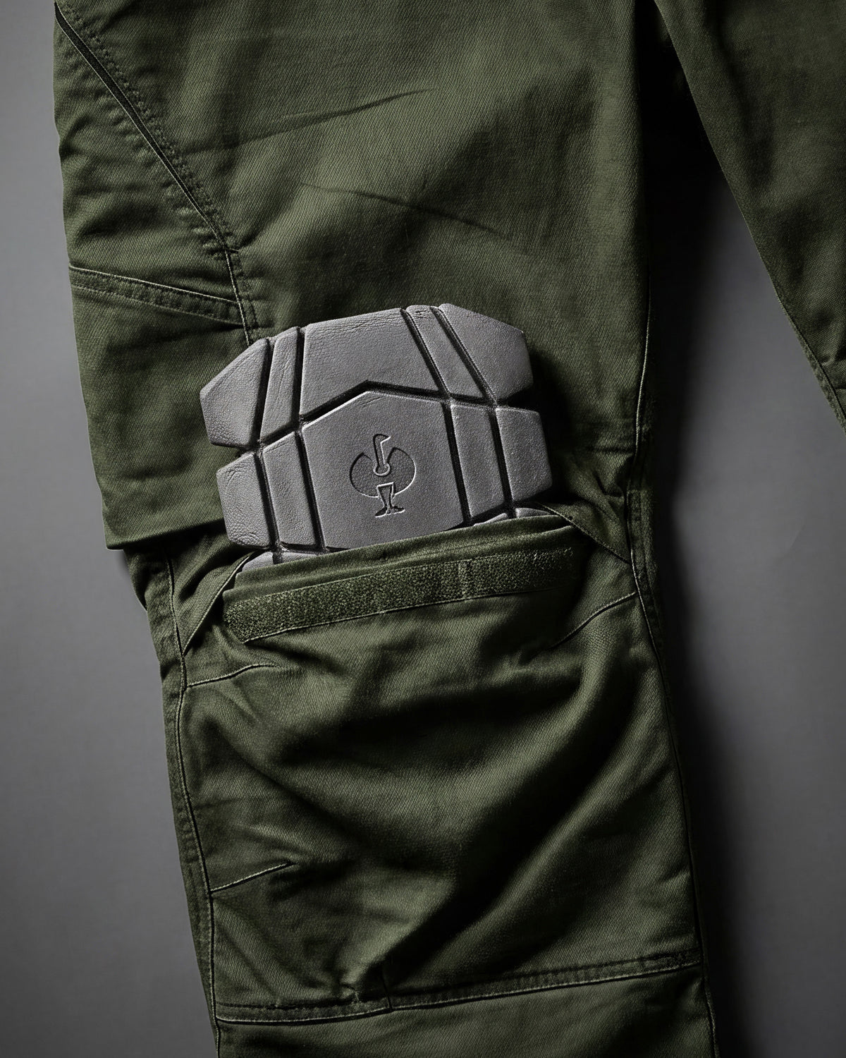 Close-up of knee pad pocket on Cargo Work Pants e.s.motion ten in disguise green
