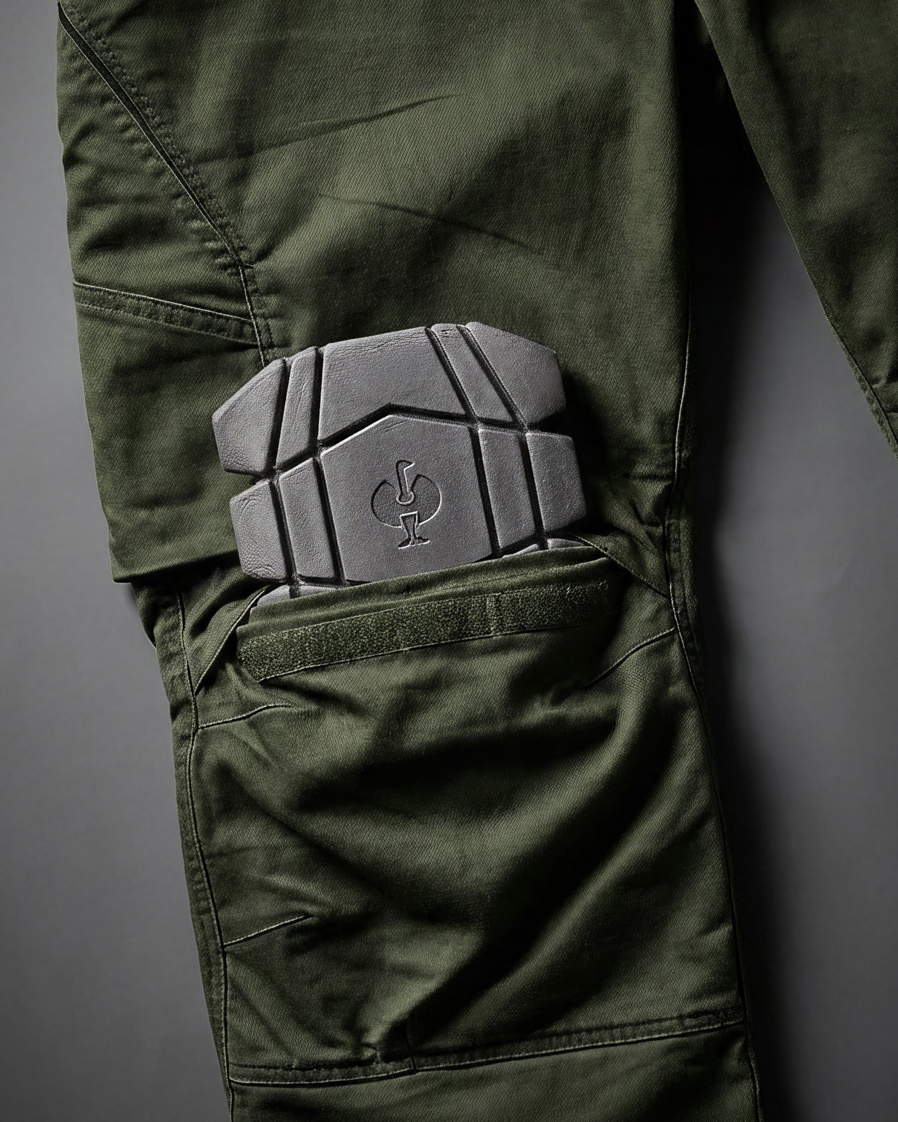 Close-up of knee pad pocket on Cargo Work Pants e.s.motion ten in disguise green