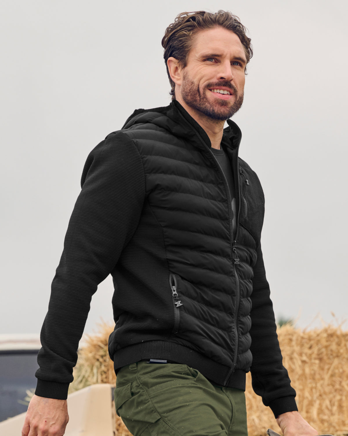 STRAUSS e.s.motion ten hybrid hooded jacket in black in use on the job