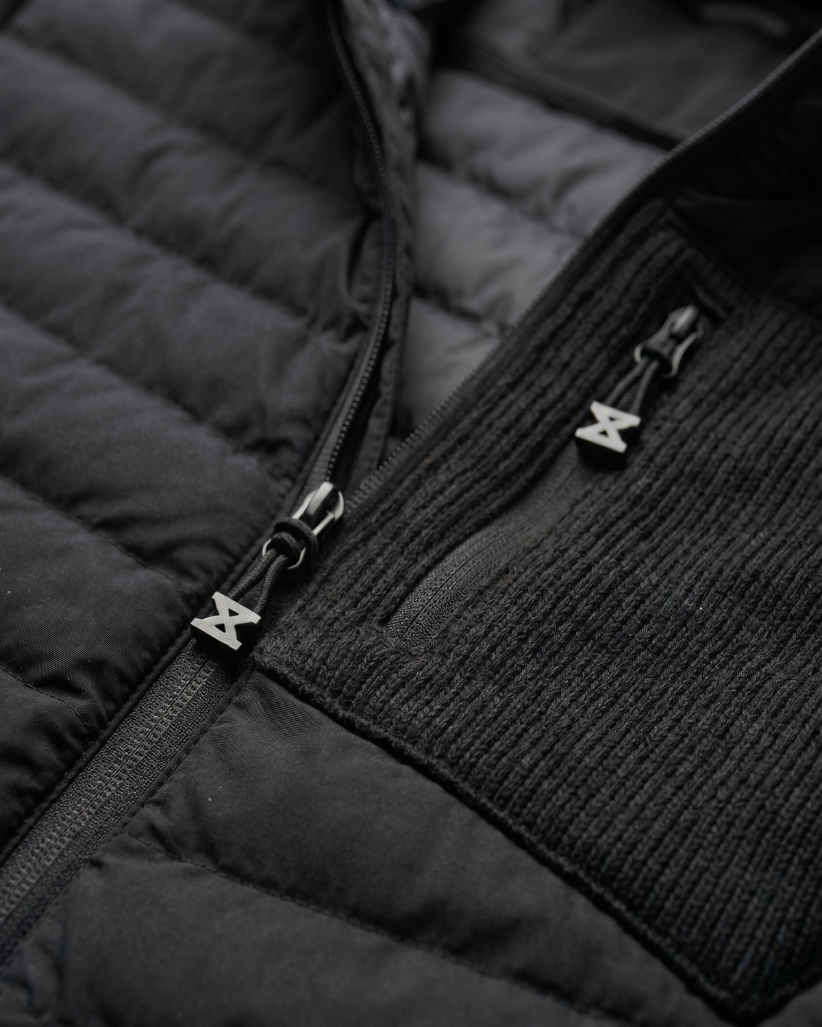 Close-up of quilted and stretch panel details on STRAUSS e.s.motion ten hybrid hooded jacket in black