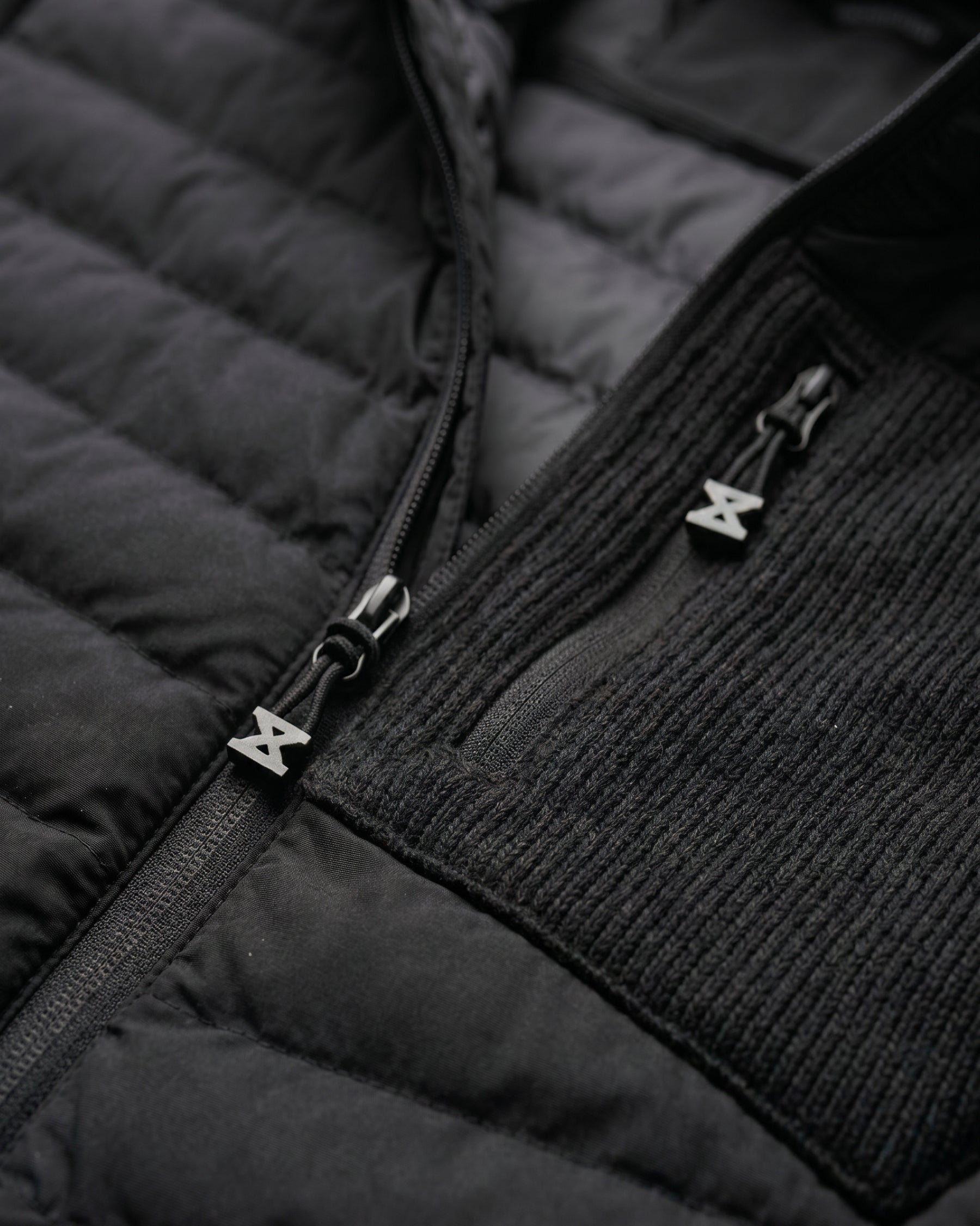 Close-up of quilted and stretch panel details on STRAUSS e.s.motion ten hybrid hooded jacket in black