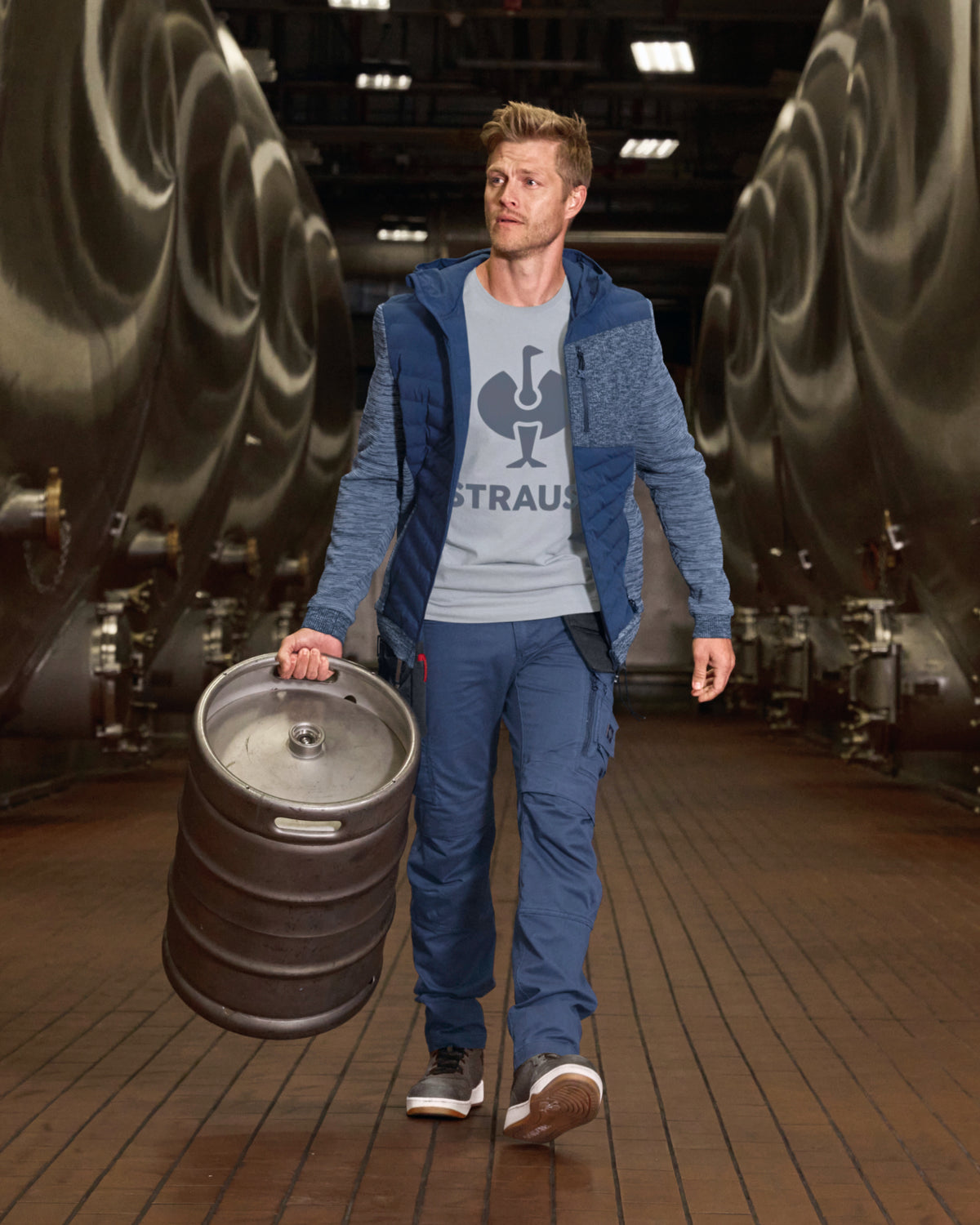 Lifestyle view of Cargo Work Pants e.s.motion ten in slate blue during work