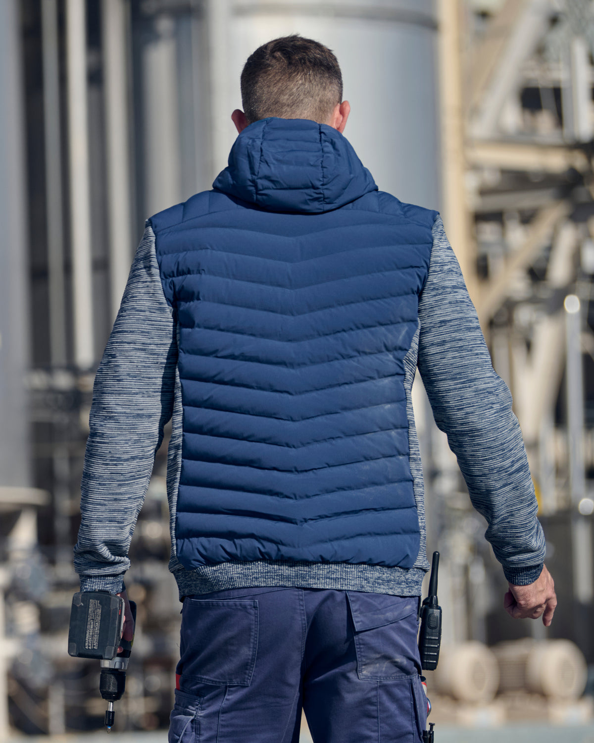STRAUSS e.s.motion ten hybrid hooded jacket in slate blue melange paired with workwear