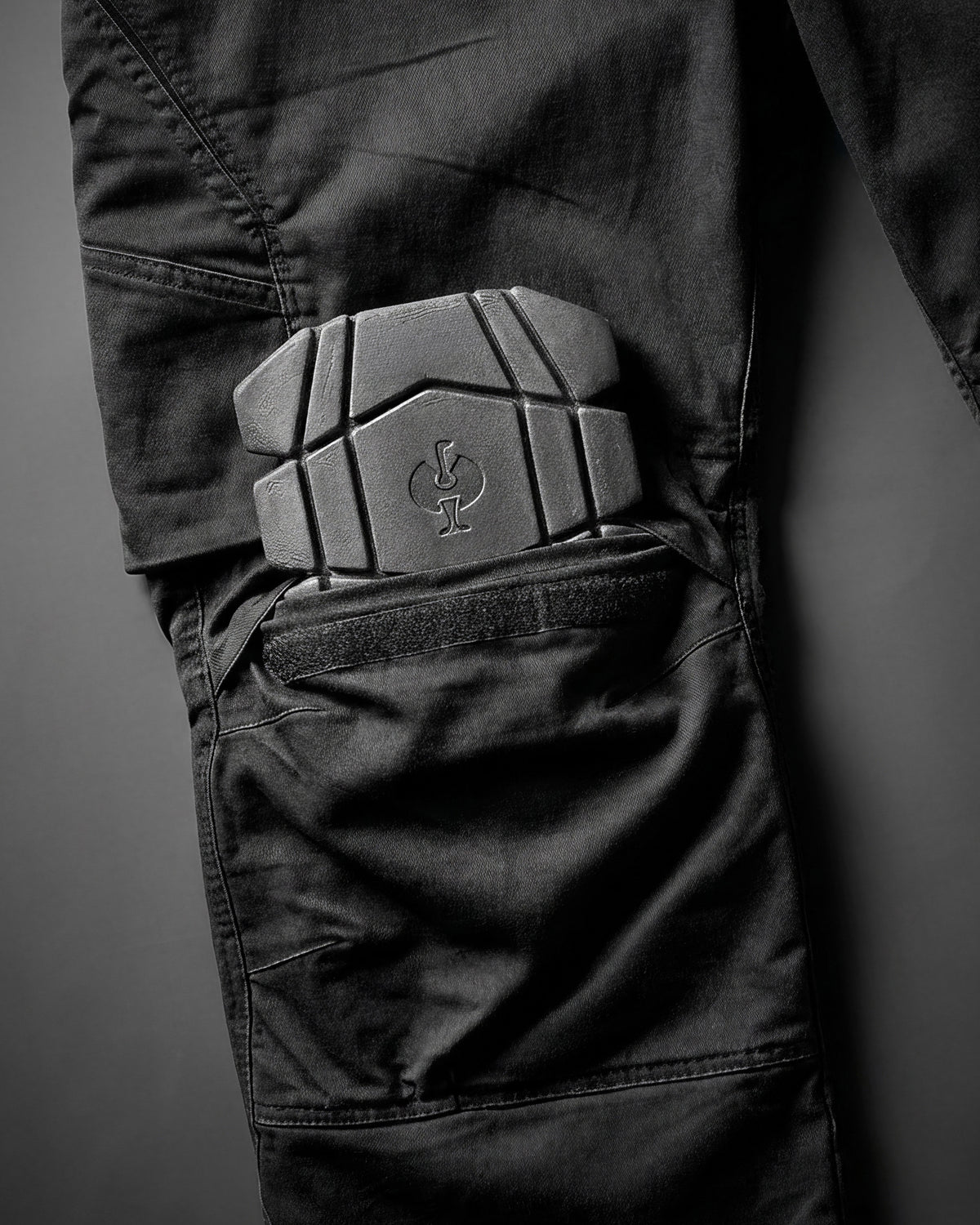 Close-up of knee pad pocket on Women's Cargo Work Pants e.s.motion ten in oxid black