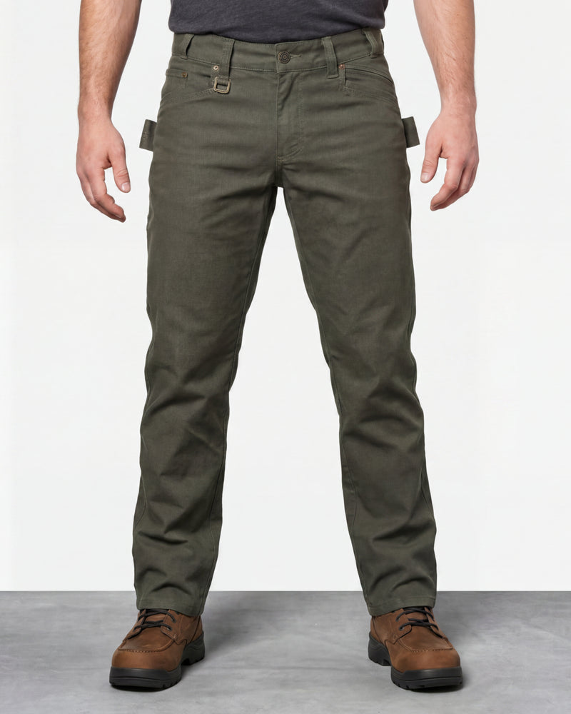 Multipocket Work Pants e.s.vintage in disguise green worn by a model, front view