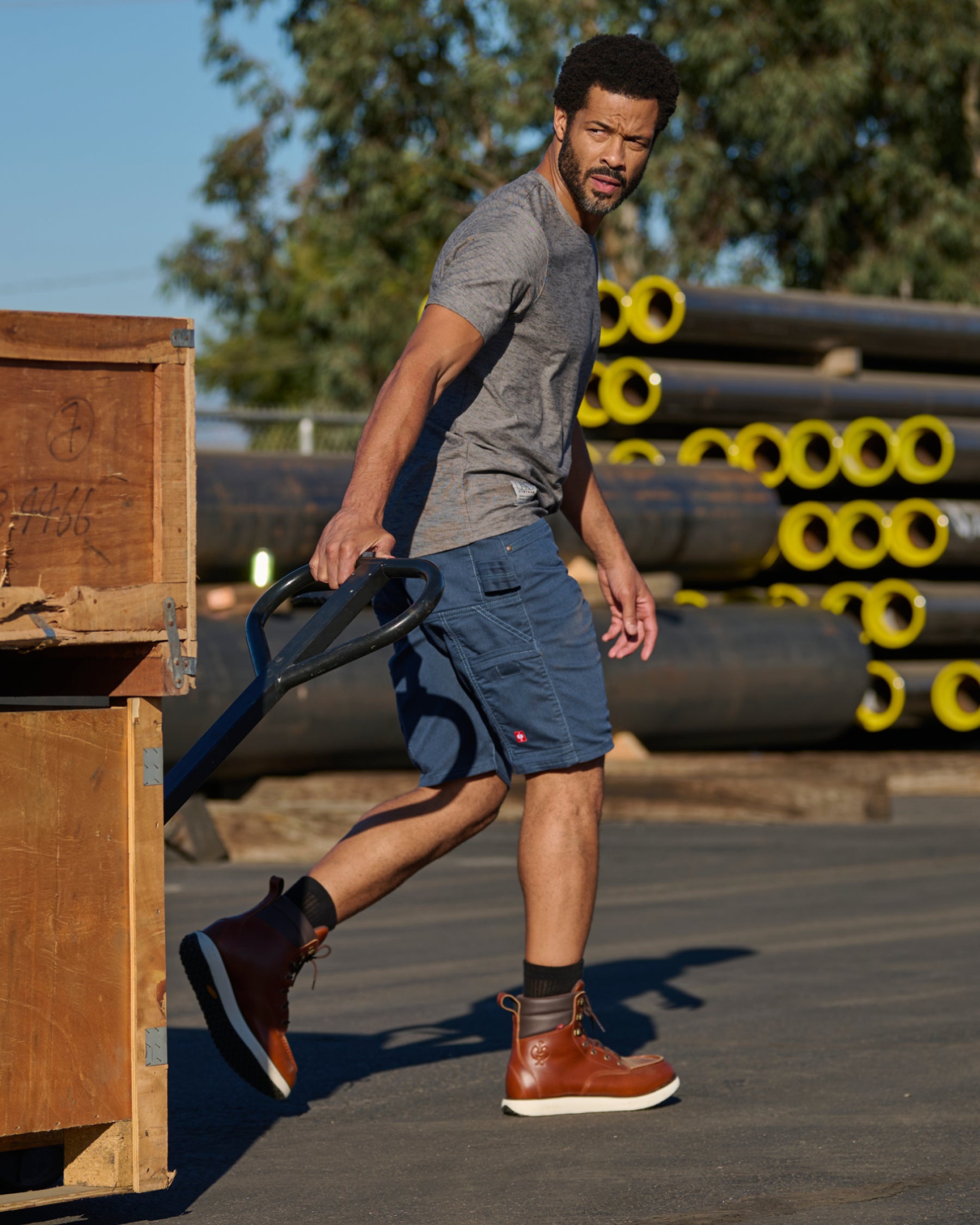 Engelbert Strauss e.s. vintage multipocket shorts in arctic blue in an outdoor-style lifestyle view, showing the shorts as part of a functional work outfit.