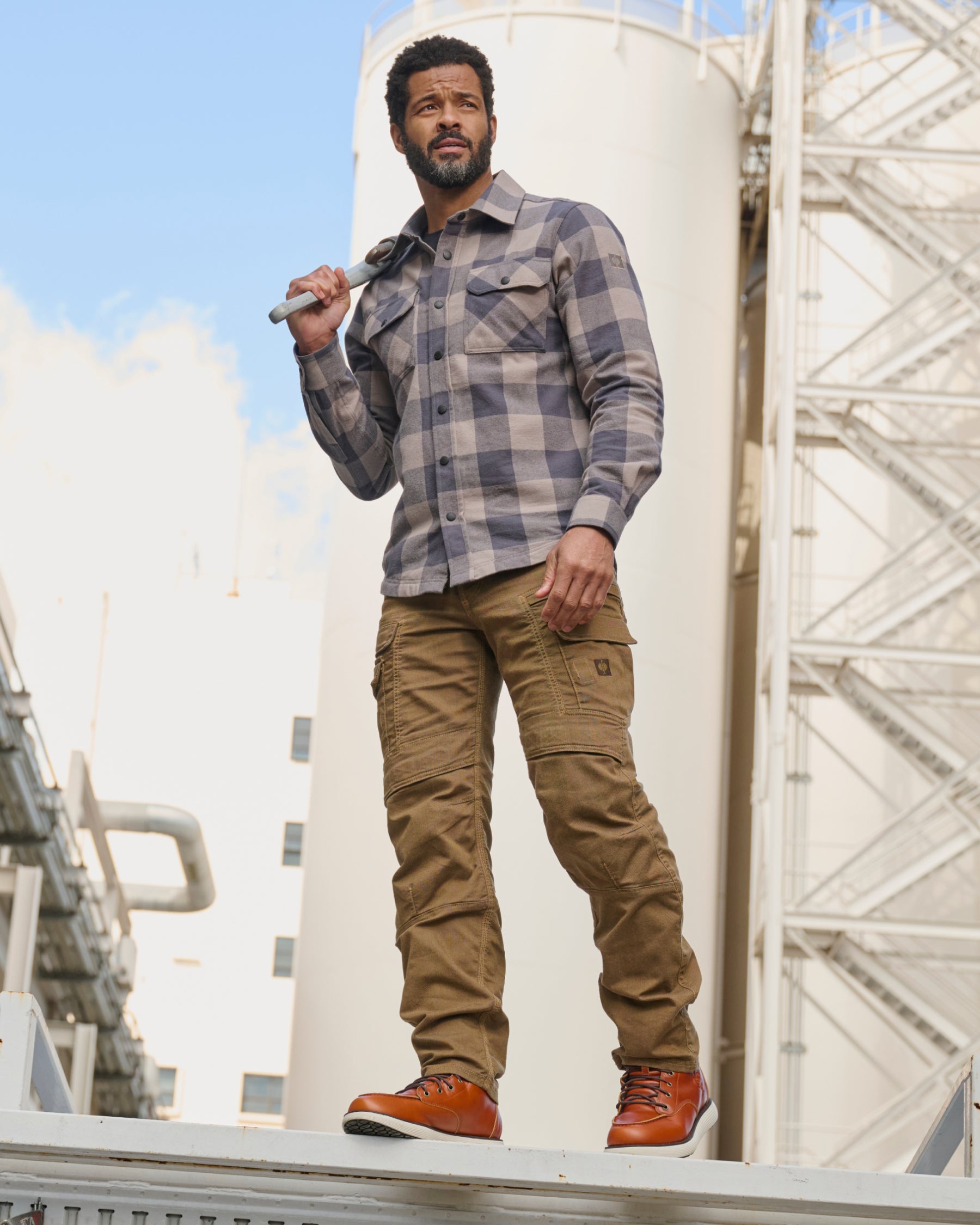Lifestyle view of Cargo Work Pants e.s.vintage in sepia during work