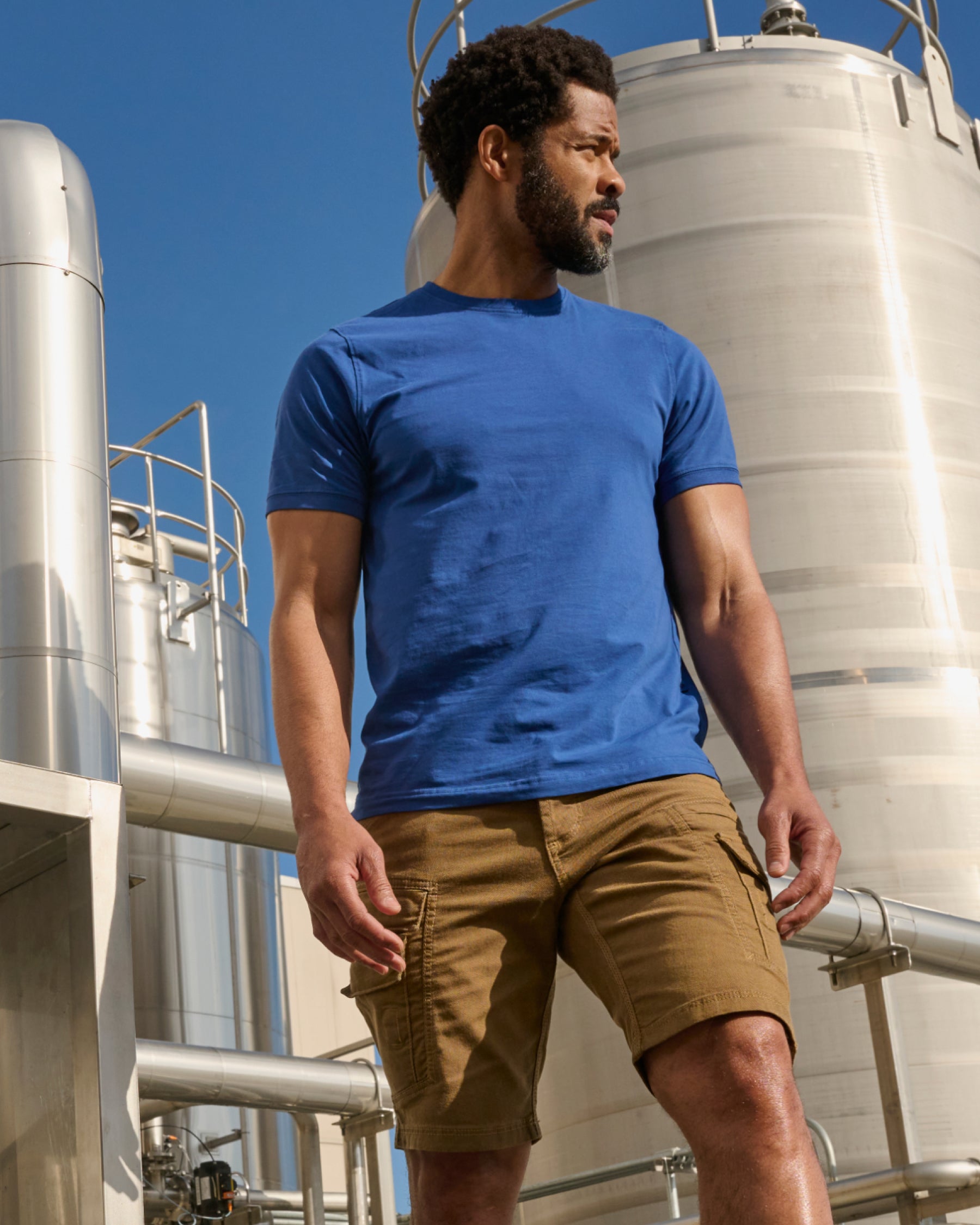 Engelbert Strauss e.s. vintage cargo shorts in sepia in an outdoor-style lifestyle view, showing the shorts as part of a functional work outfit.