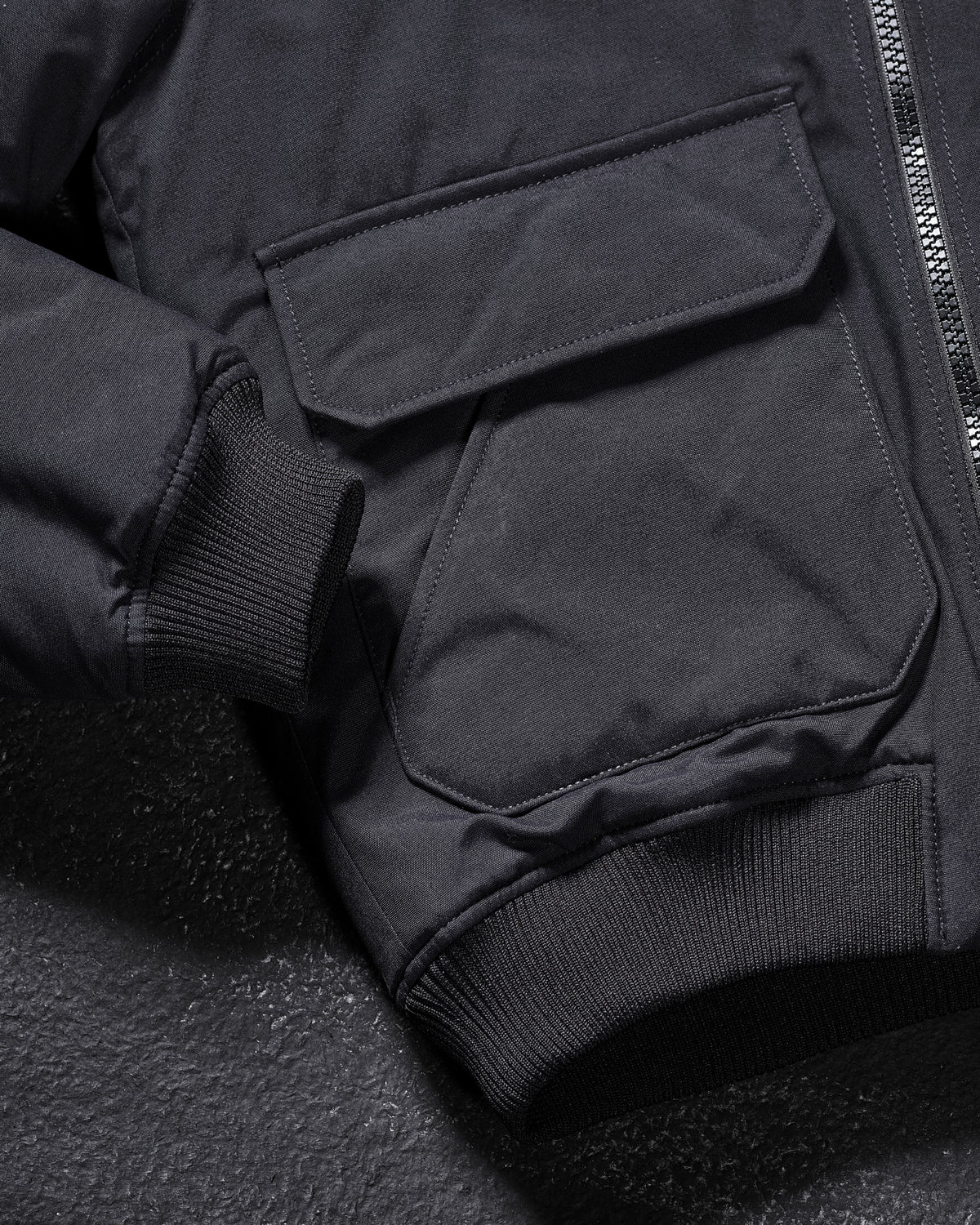 Close-up of ribbed collar and zipper details on STRAUSS e.s.iconic bomber jacket in black