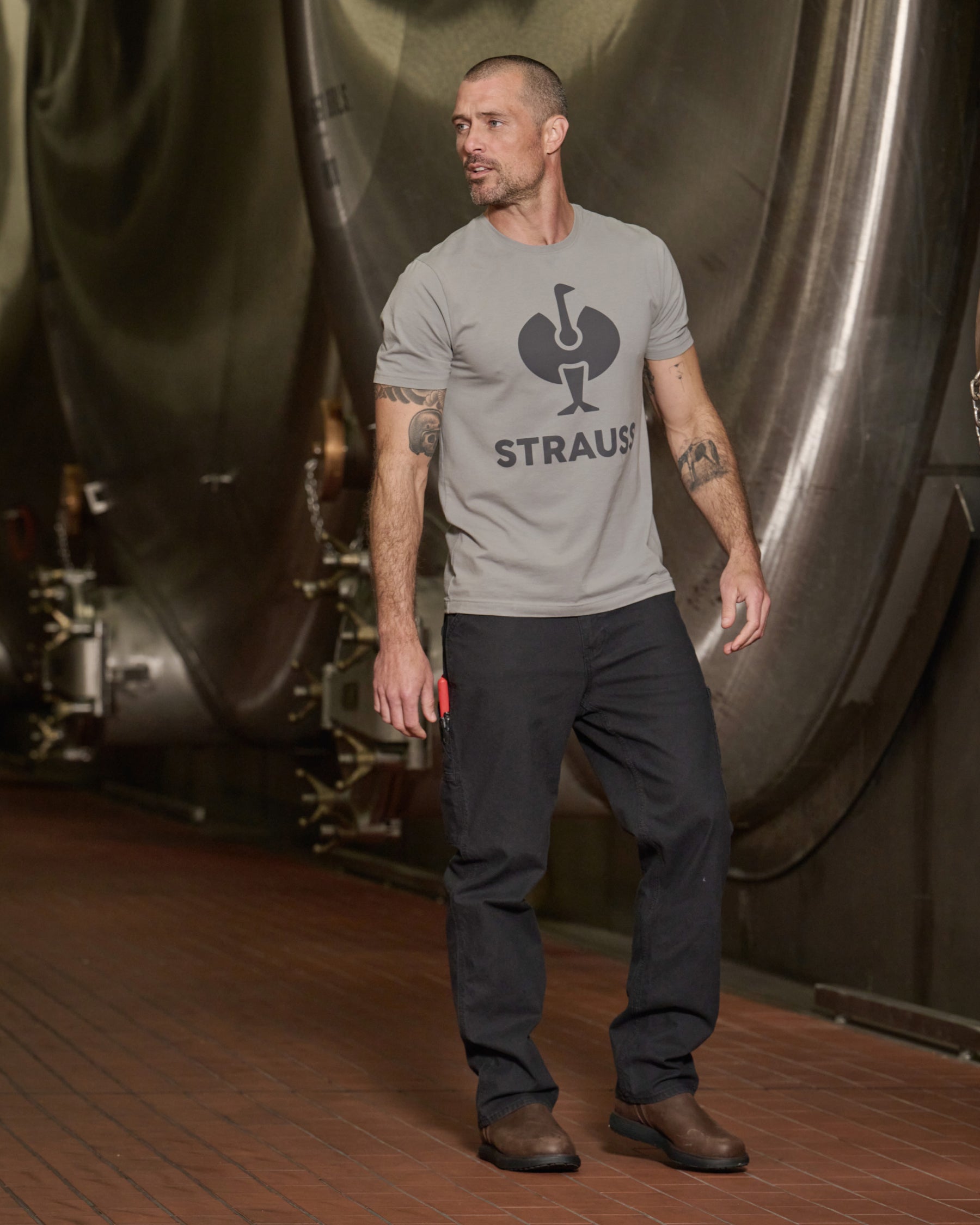 Work Pants e.s.iconic in black shown in an outdoor workwear setting
