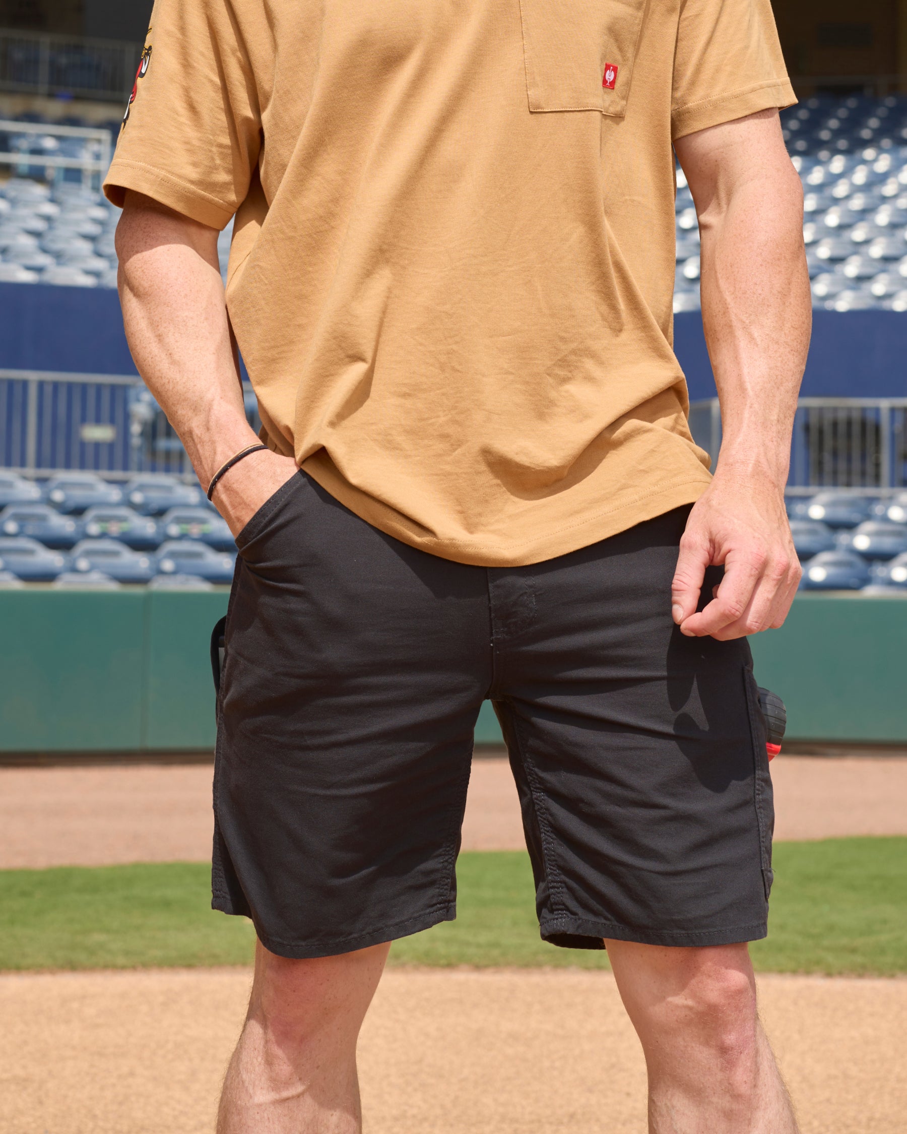 Engelbert Strauss e.s. iconic shorts in black in an in-use workwear scene, showing the shorts worn during active movement and emphasizing comfort and mobility.