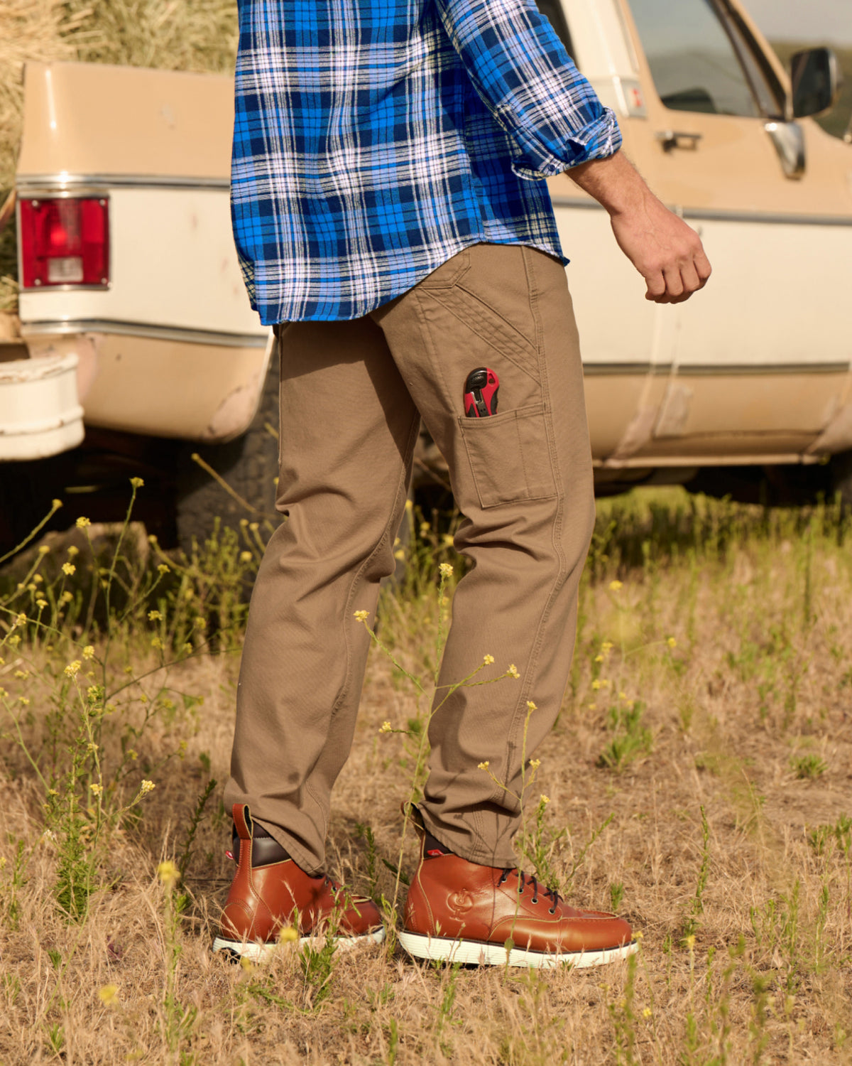 Work Pants e.s.iconic in almond brown worn in a work setting