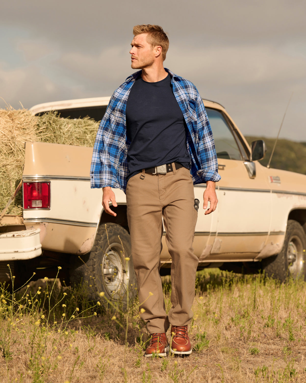 Work Pants e.s.iconic in almond brown in use, showing fit and movement