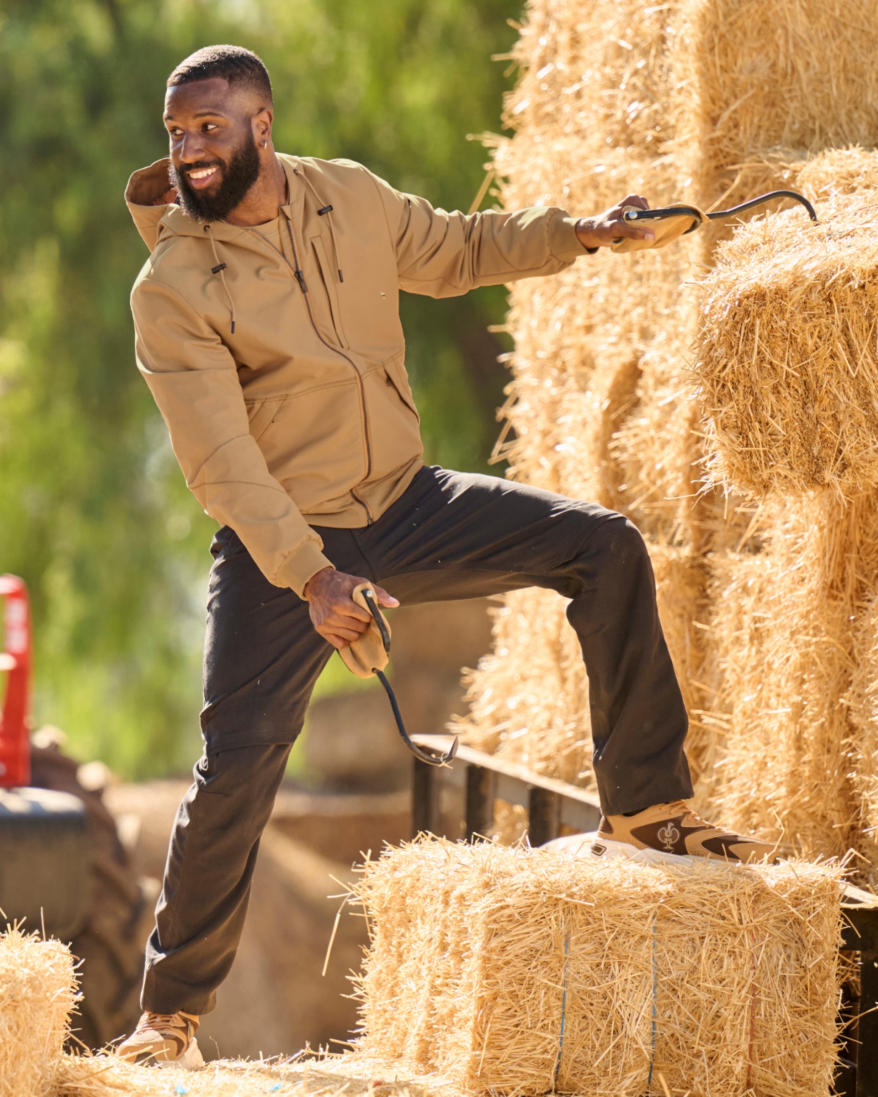 STRAUSS e.s.iconic lightweight jacket in almond brown in use on the job