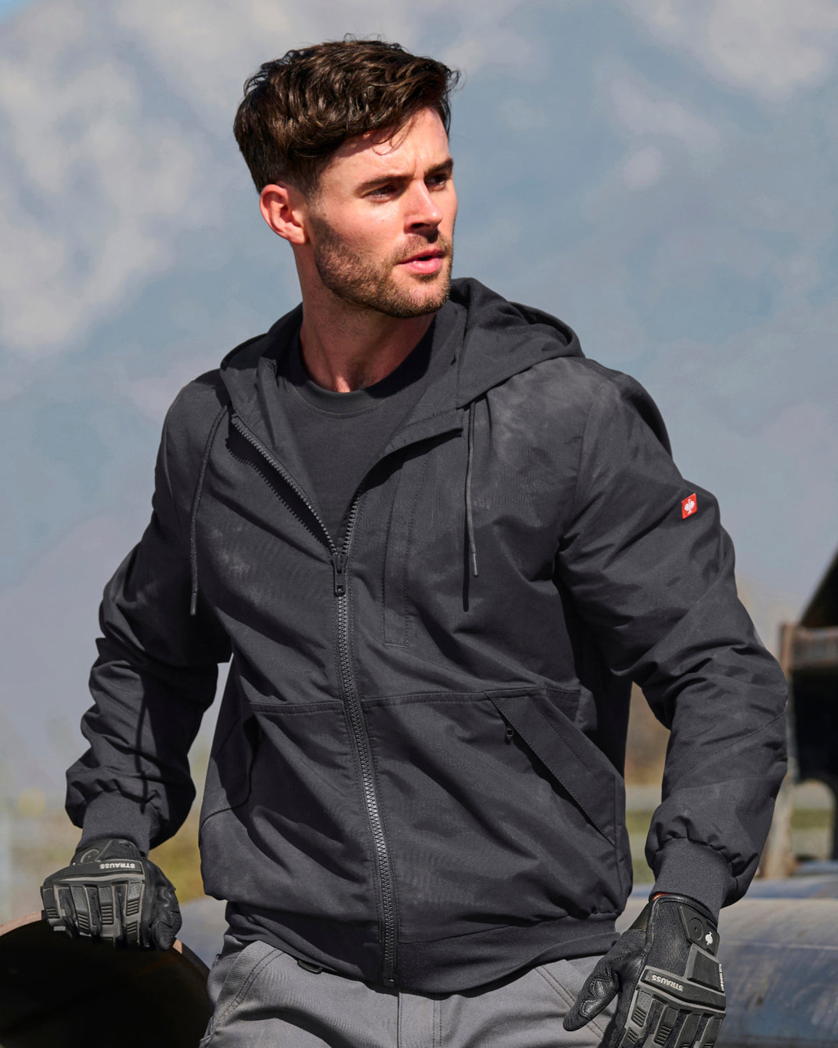 STRAUSS e.s.iconic lightweight jacket in black worn in a work setting