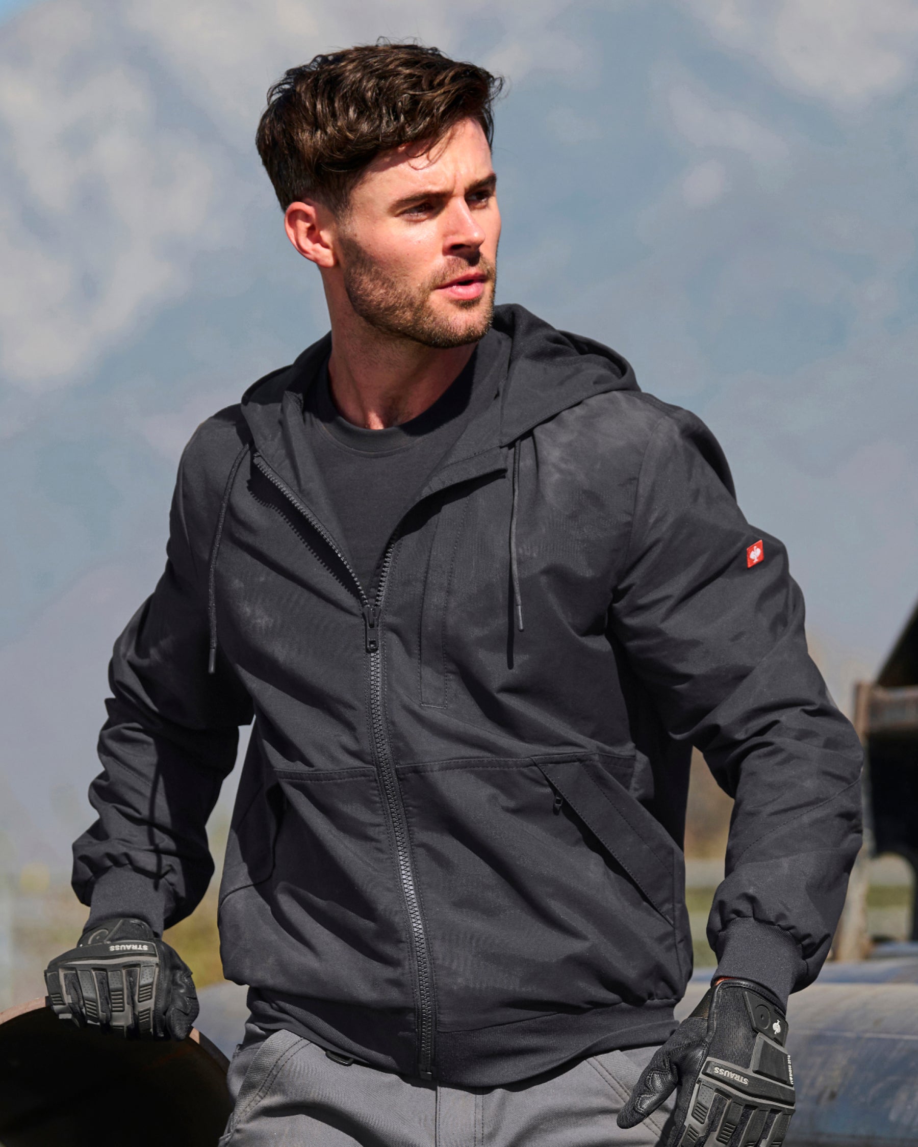 STRAUSS e.s.iconic lightweight jacket in black worn in a work setting