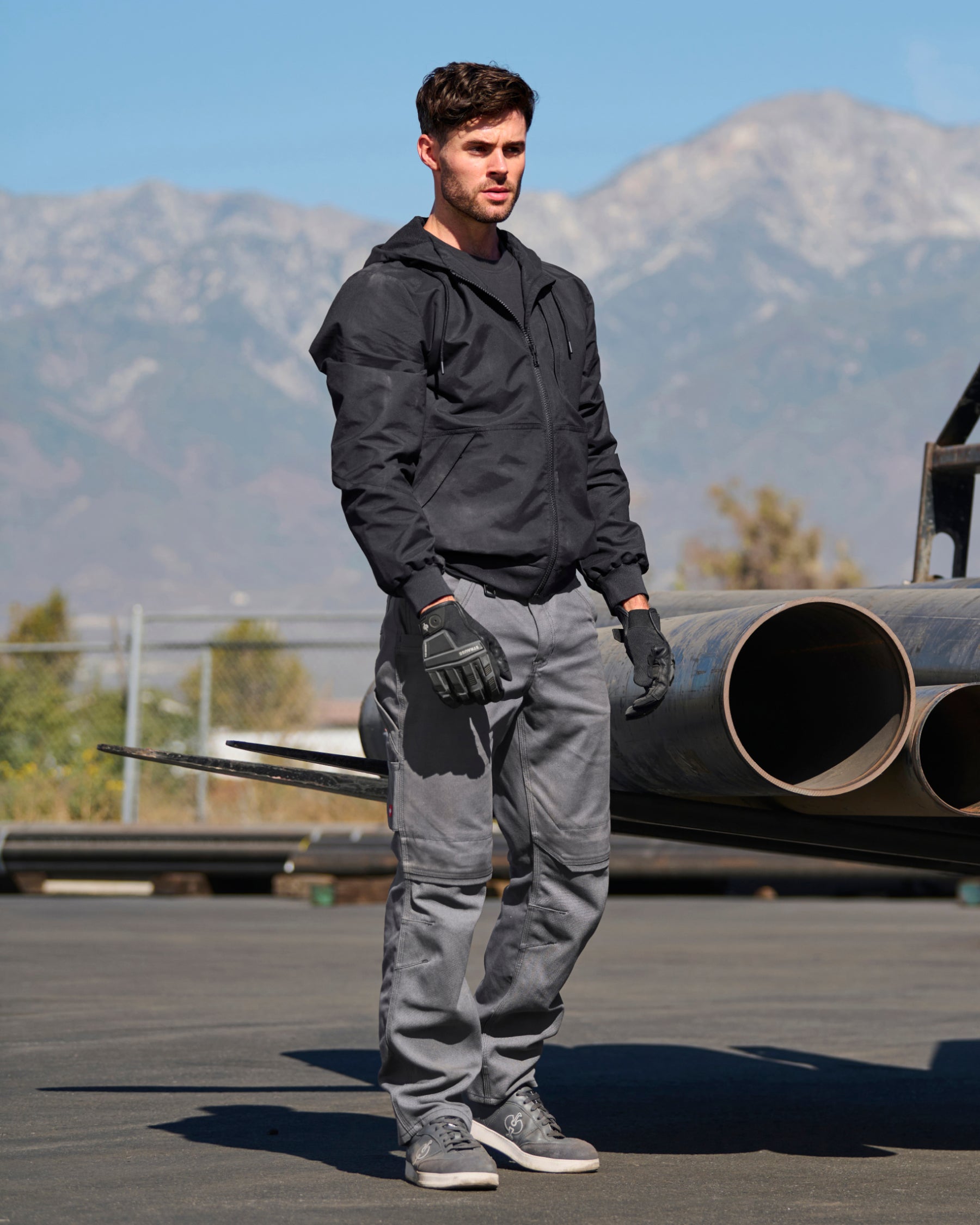 STRAUSS e.s.iconic lightweight jacket in black in use on the job